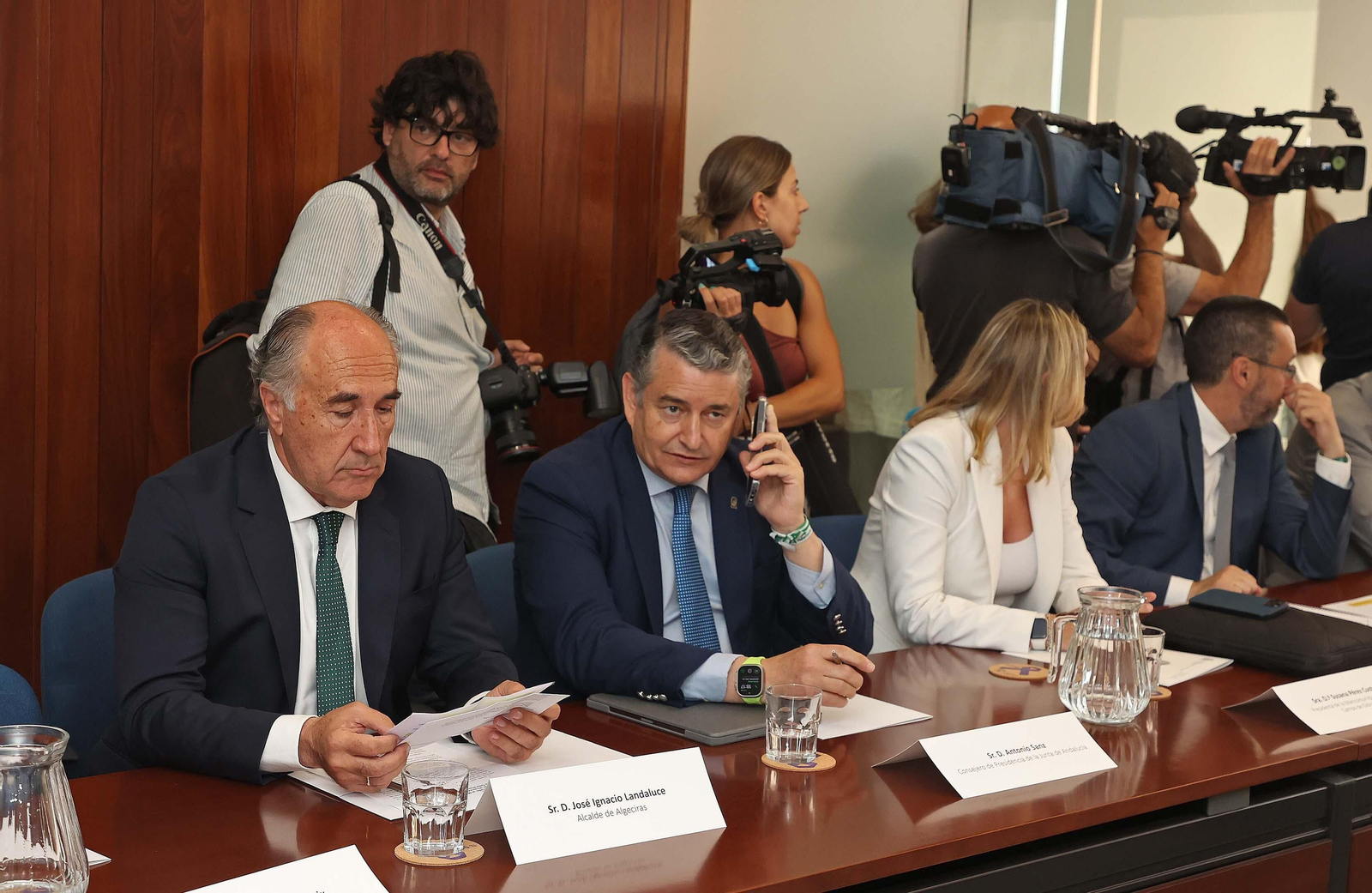 La reunión sobre el Brexit entre los alcaldes de la comarca y el ministro de Exteriores José Manuel Albares, en imágenes