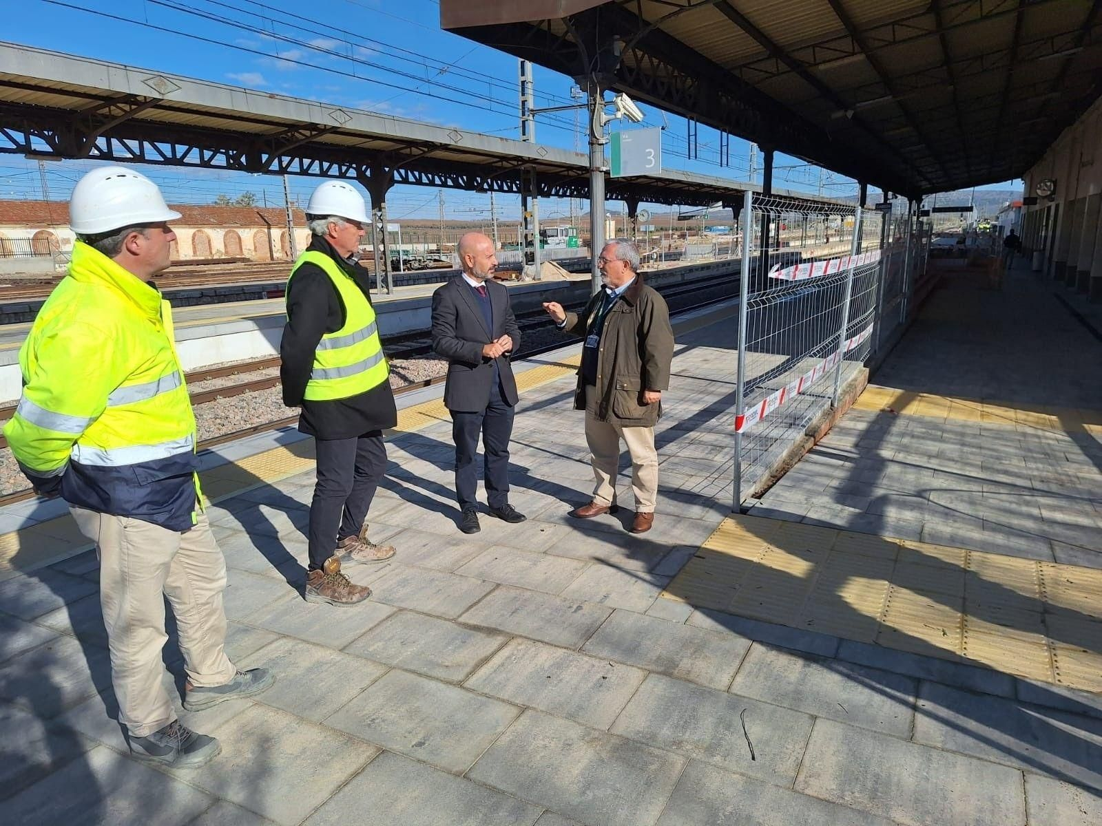 El subdelegado durante su visita.