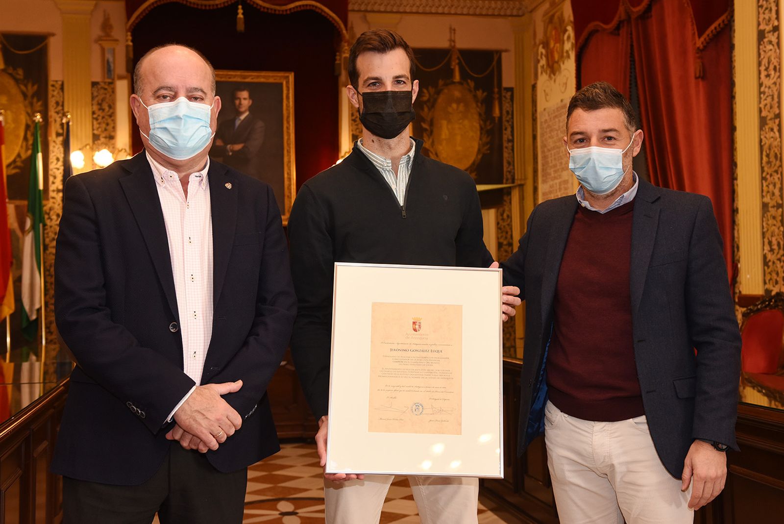 Momo González, con Manolo Barón y Juan Rosas.