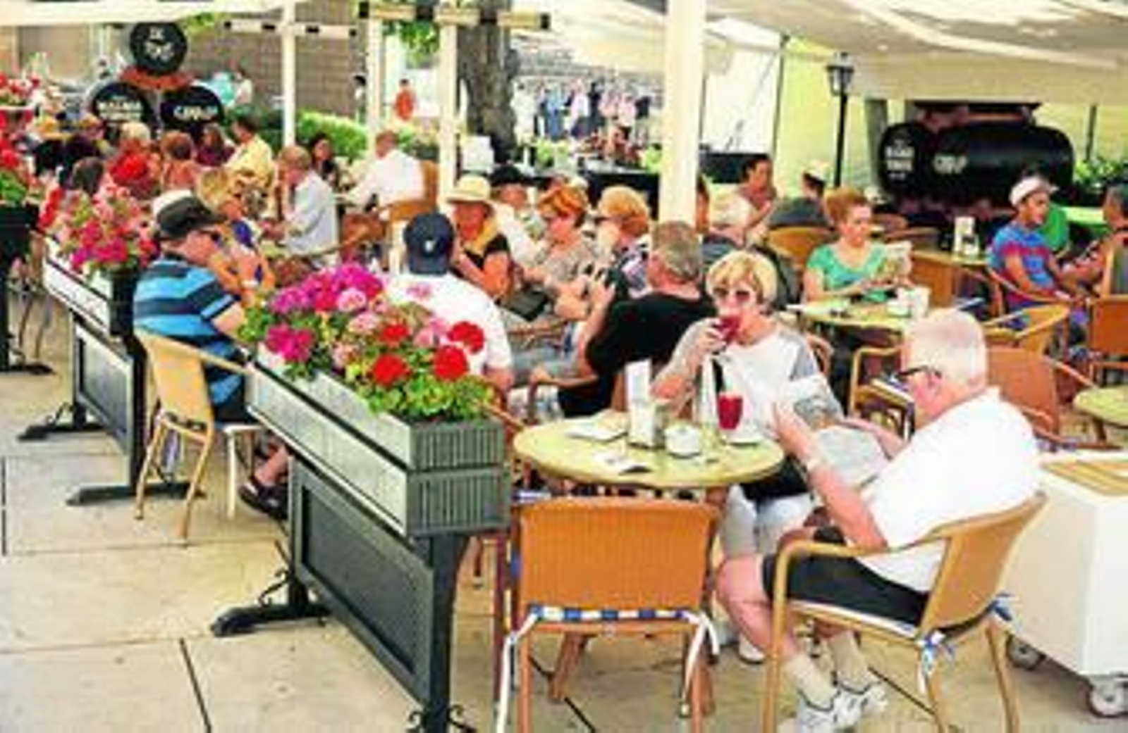 Un grupo de turistas extranjeros en Málaga capital. Un grupo de turistas extranjeros en Málaga capital.