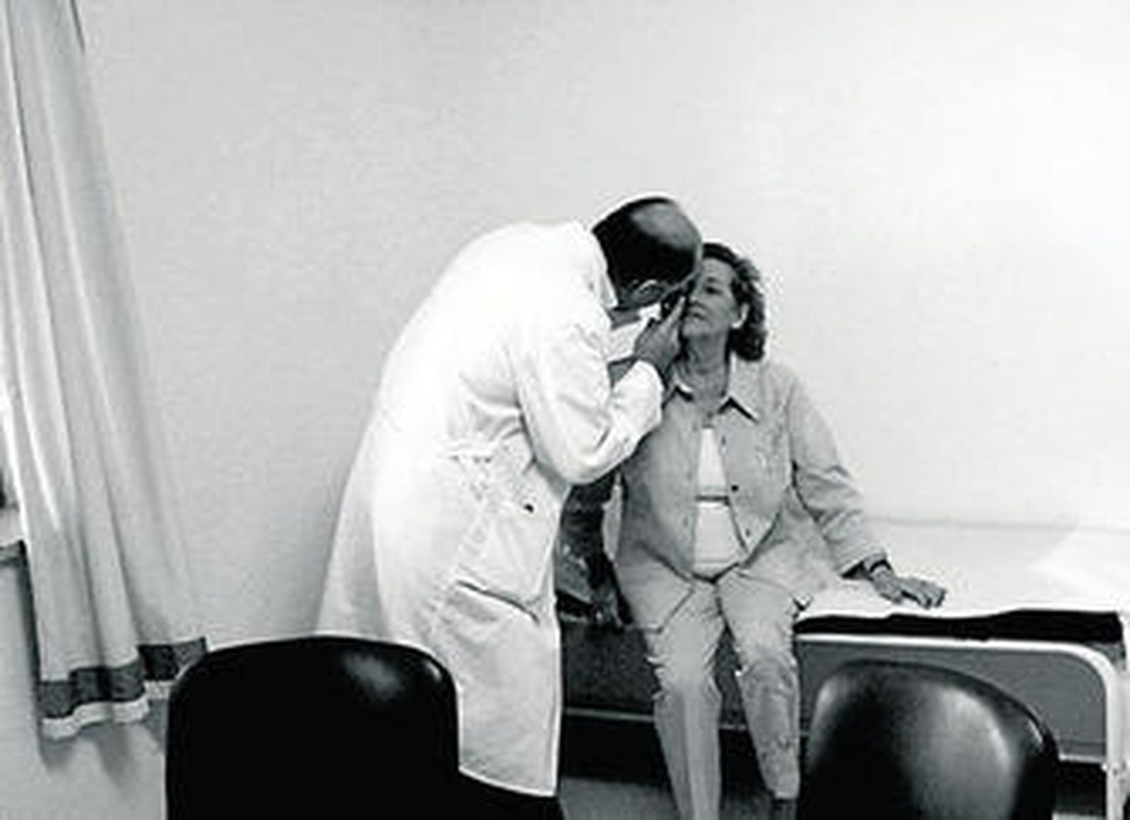 Un neurólogo del Hospital Carlos Haya atiende a una paciente.