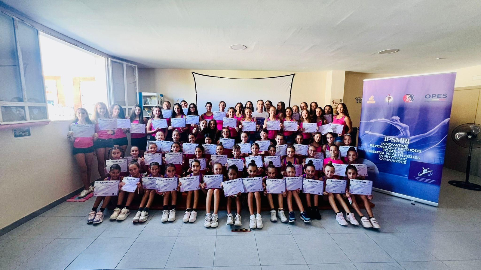 Foto de familia de las integrantes del CR Colombino con los certificados.