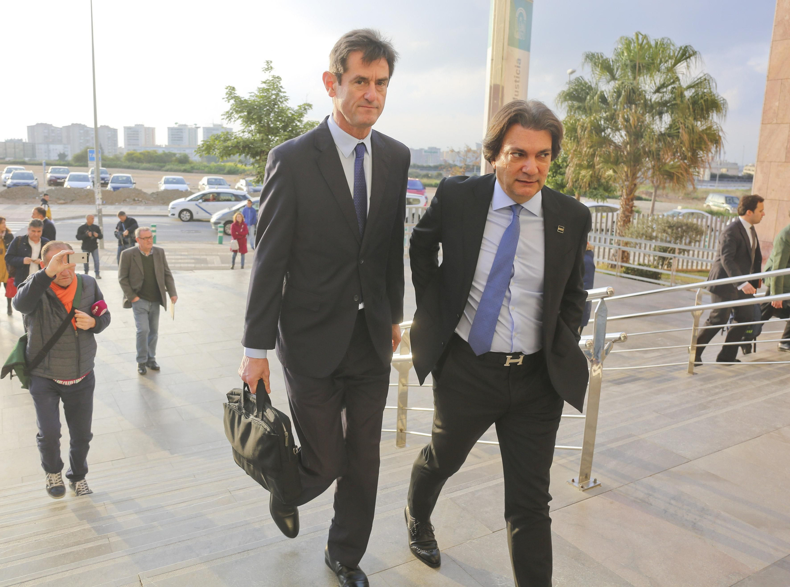 Jamal Satli Iglesias entra al juzgado con Gonzalo Hervás.