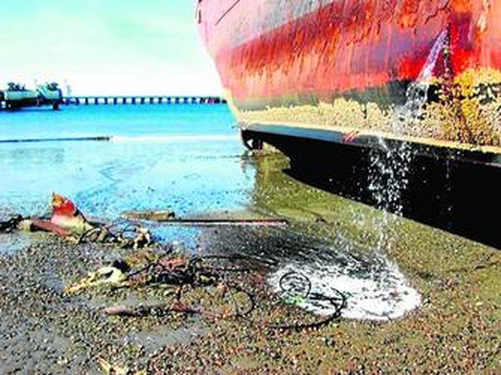 Barco varado en una playa vierte sin control al mar.