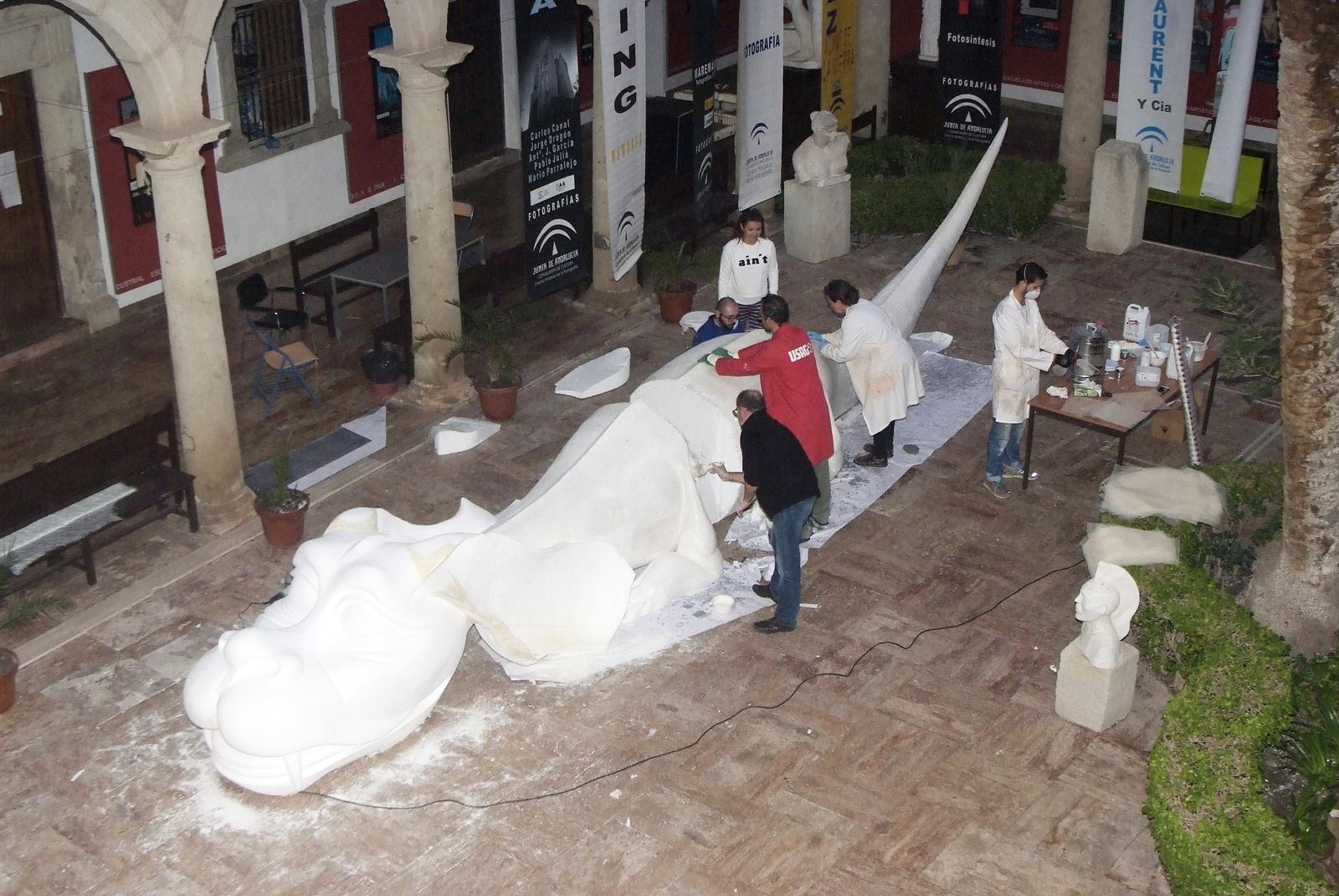 Los alumnos de Escultura aplicada al Espectáculo en la primera fase de la construcción del dragón.