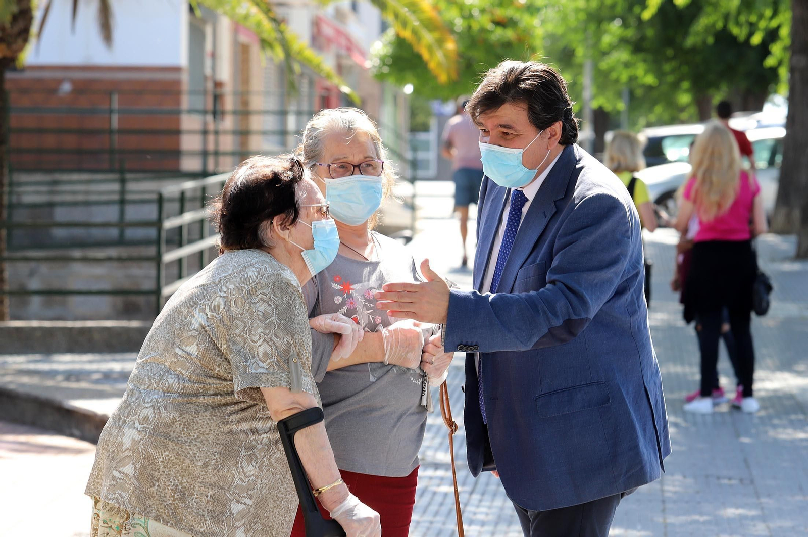 Gabriel Cruz conversa con dos vecinas de una barriada.