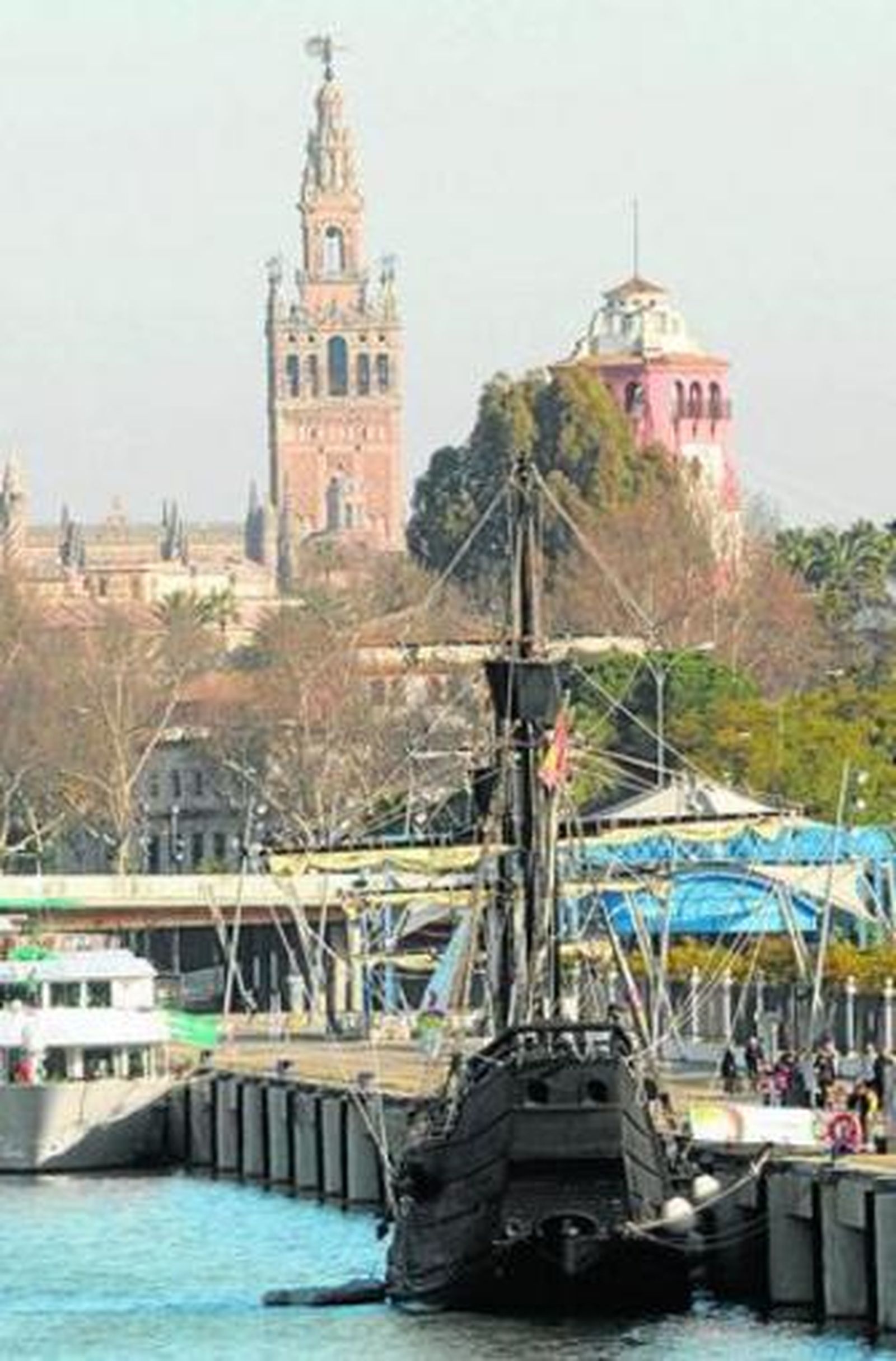 La Nao Victoria, en el muelle de las Delicias, en Sevilla.