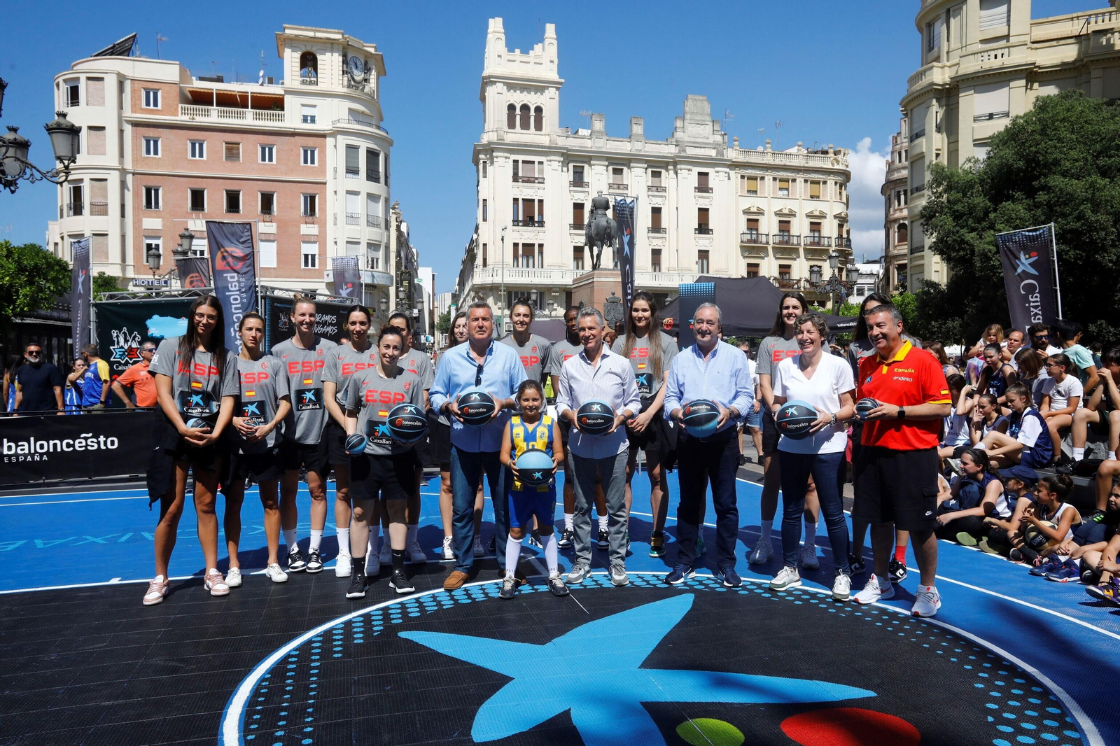 La selección española femenina de baloncesto visita la pista de 3x3 ubicada en Las Tendillas