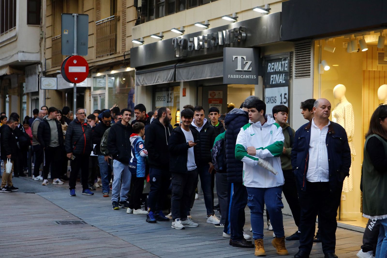Las mejores fotos de la exitosa firma de autógrafos del Córdoba CF en el centro de la ciudad