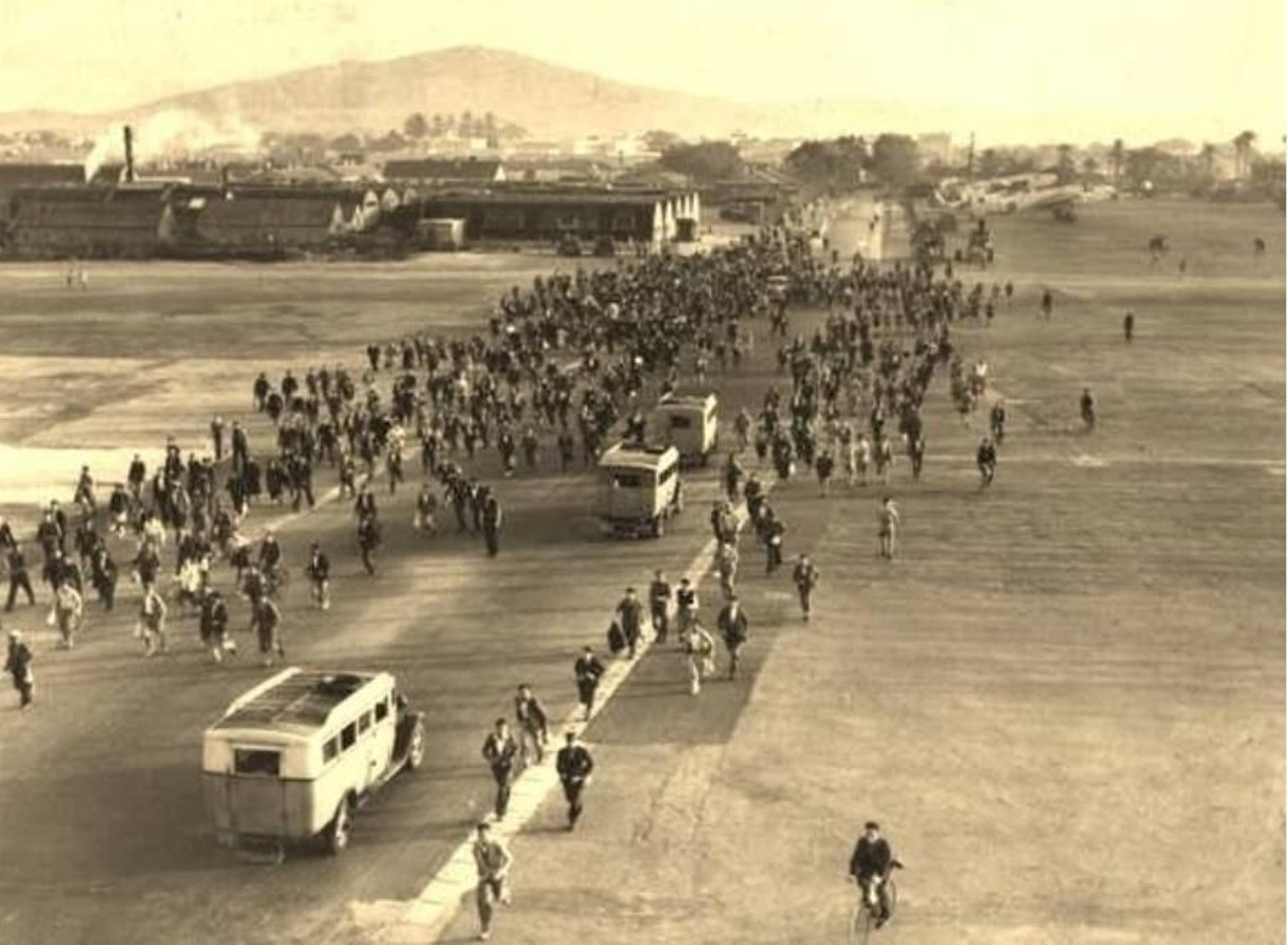 Trabajadores españoles camino a Gibraltar. Década de los años 50.