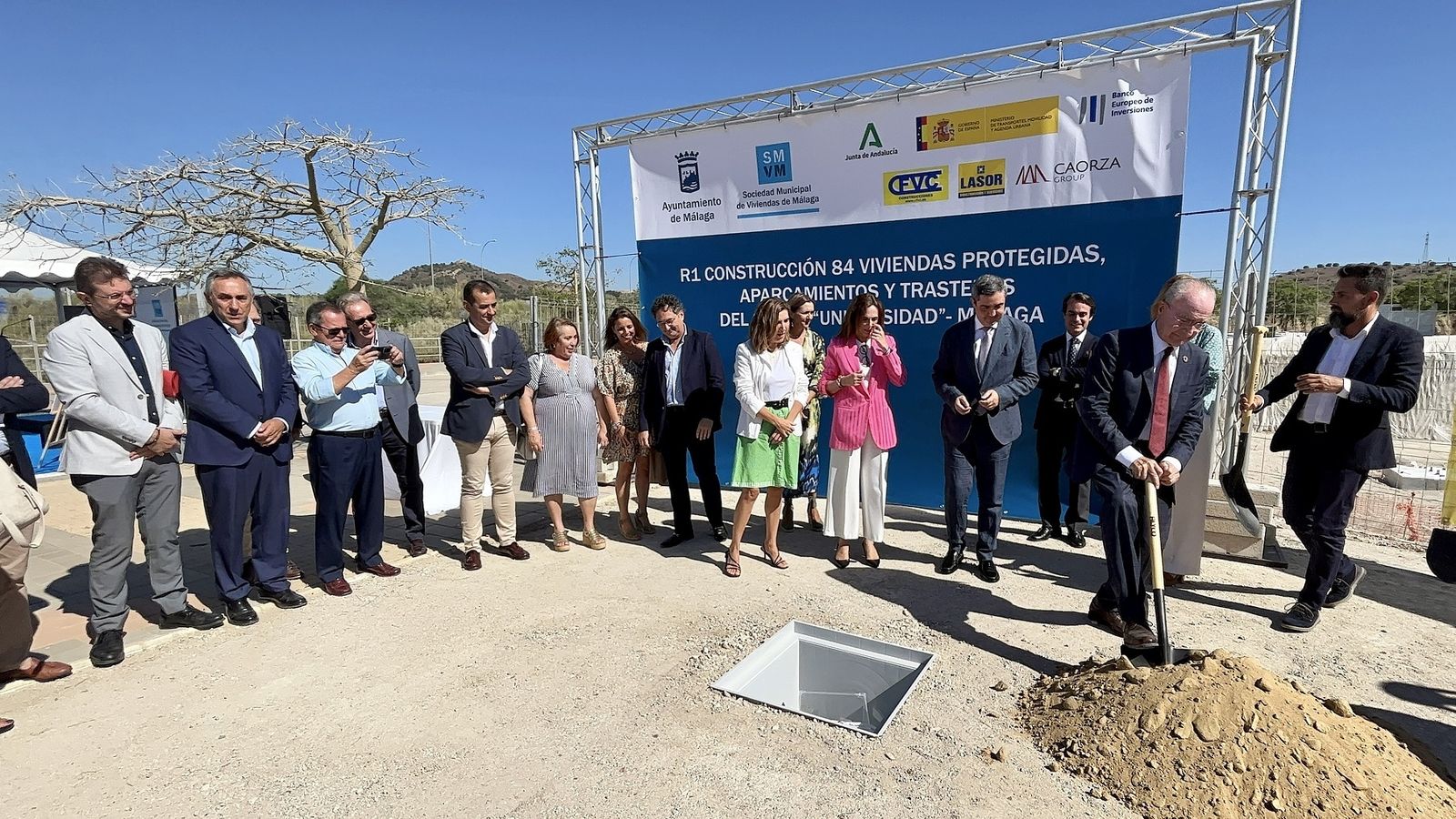 Autoridades de todas las administraciones durante la colocación de la primera piedra para la construcción de 84 viviendas protegidas.