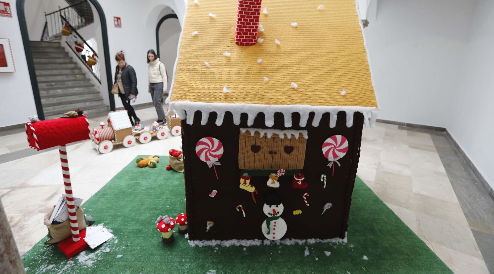 Hilos de Navidad: Las tejedoras de Recrearte llenan el Museo Municipal de Algeciras con las decoraciones en coché