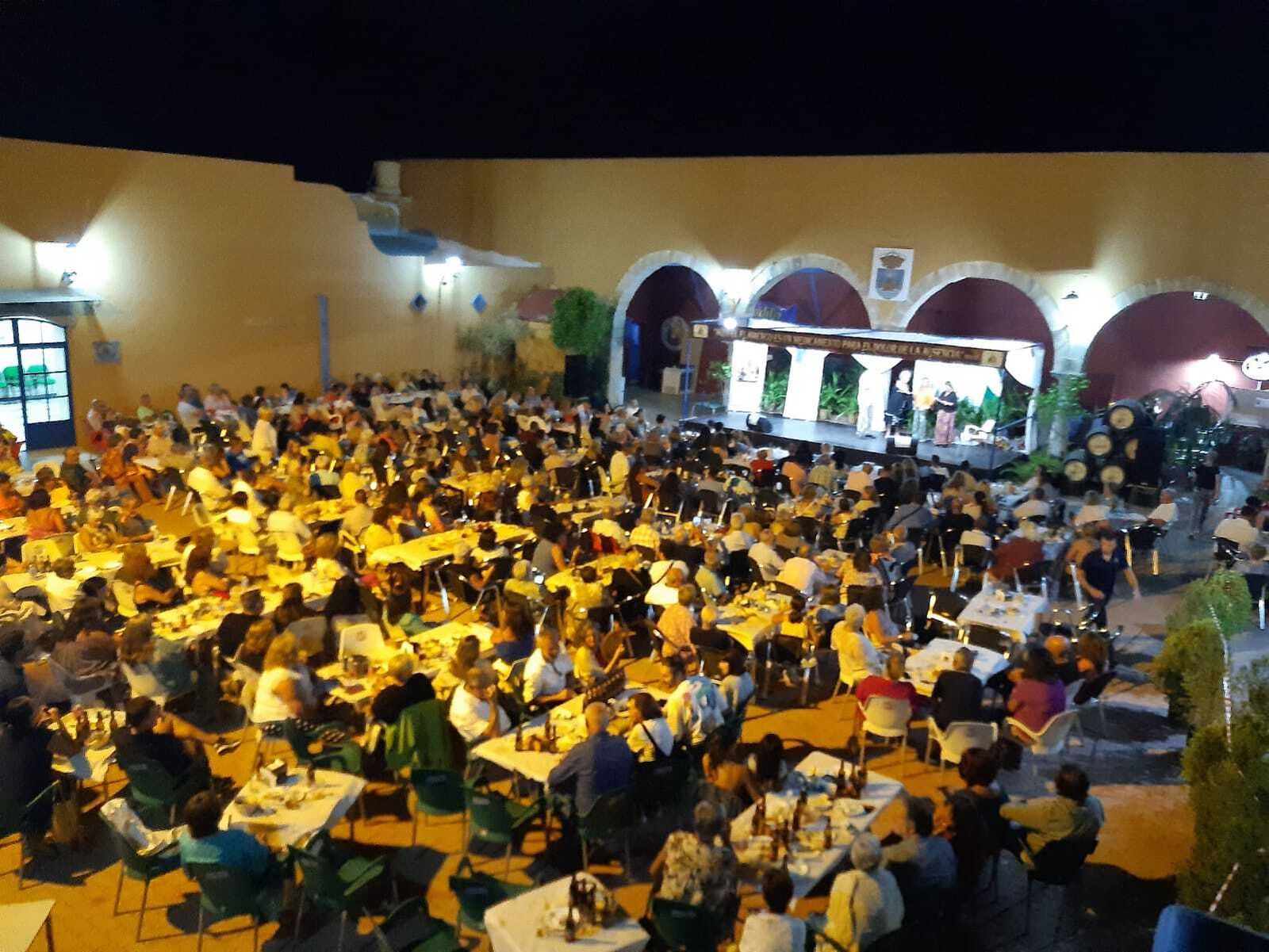 Una imagen del lleno del patio de la peña El Chumi.