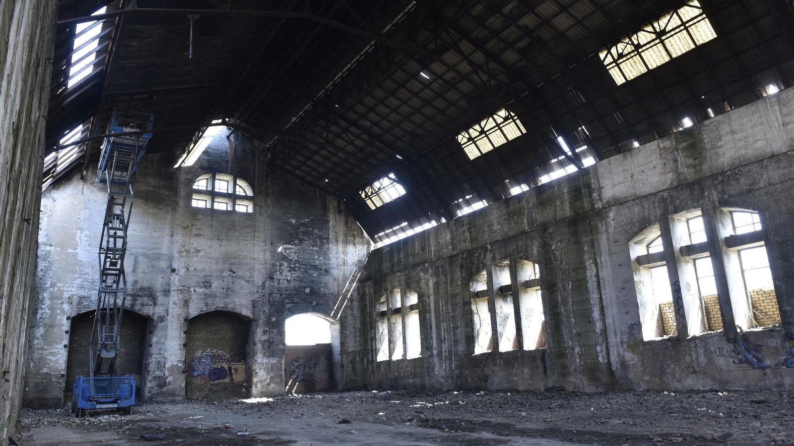 Trabajos en el interior de una de las naves de Renfe de San Jerónimo.