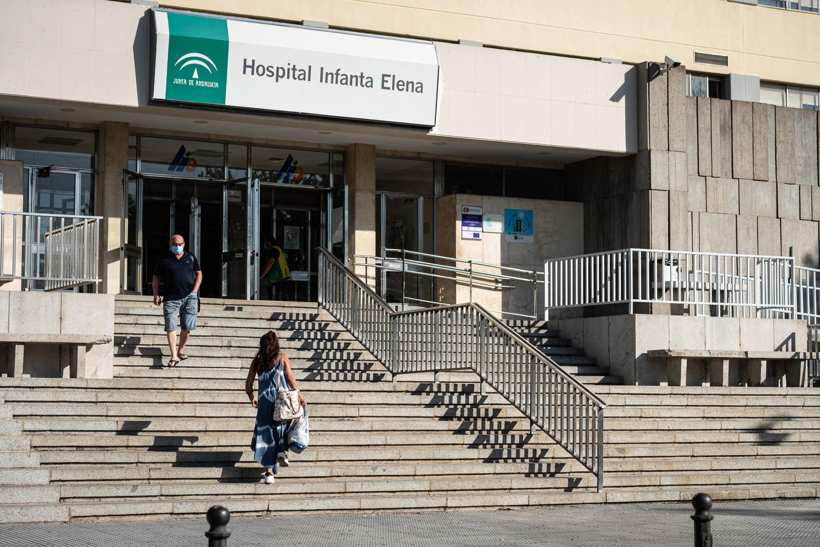 Puerta principal de acceso al hospital Infanta Elena.