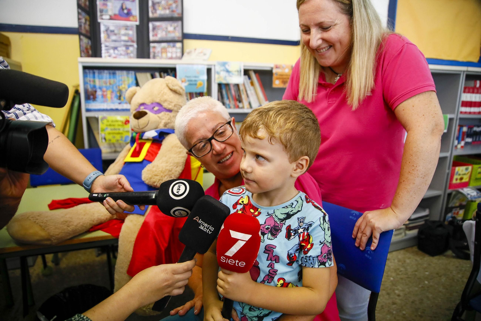 Las imágenes de la campaña de vacunación antigripal a los niños en el CEIP Adela Díaz de Almería