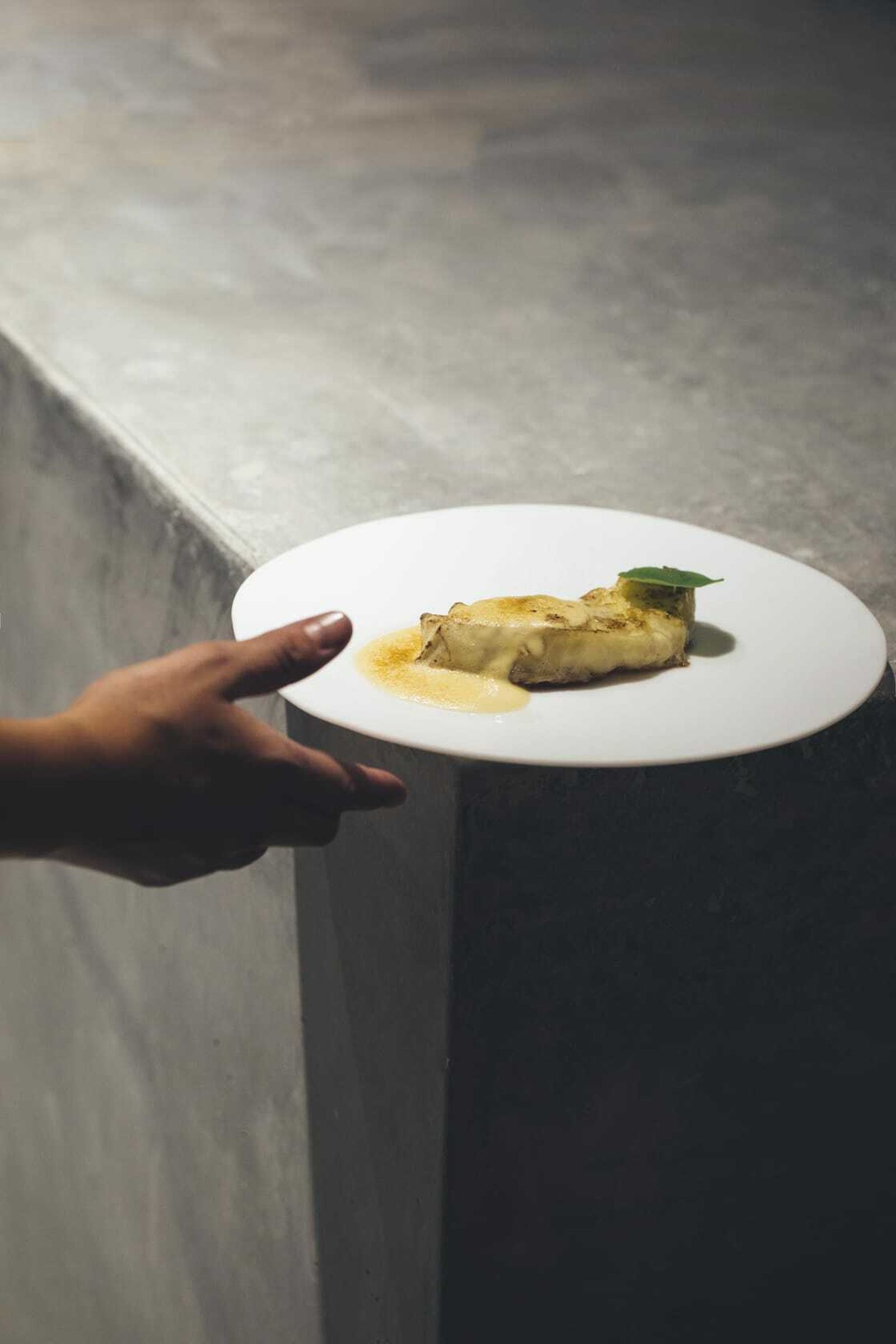 Col, holandesa de mostaza y cacahuete, uno de los platos de Meridional.