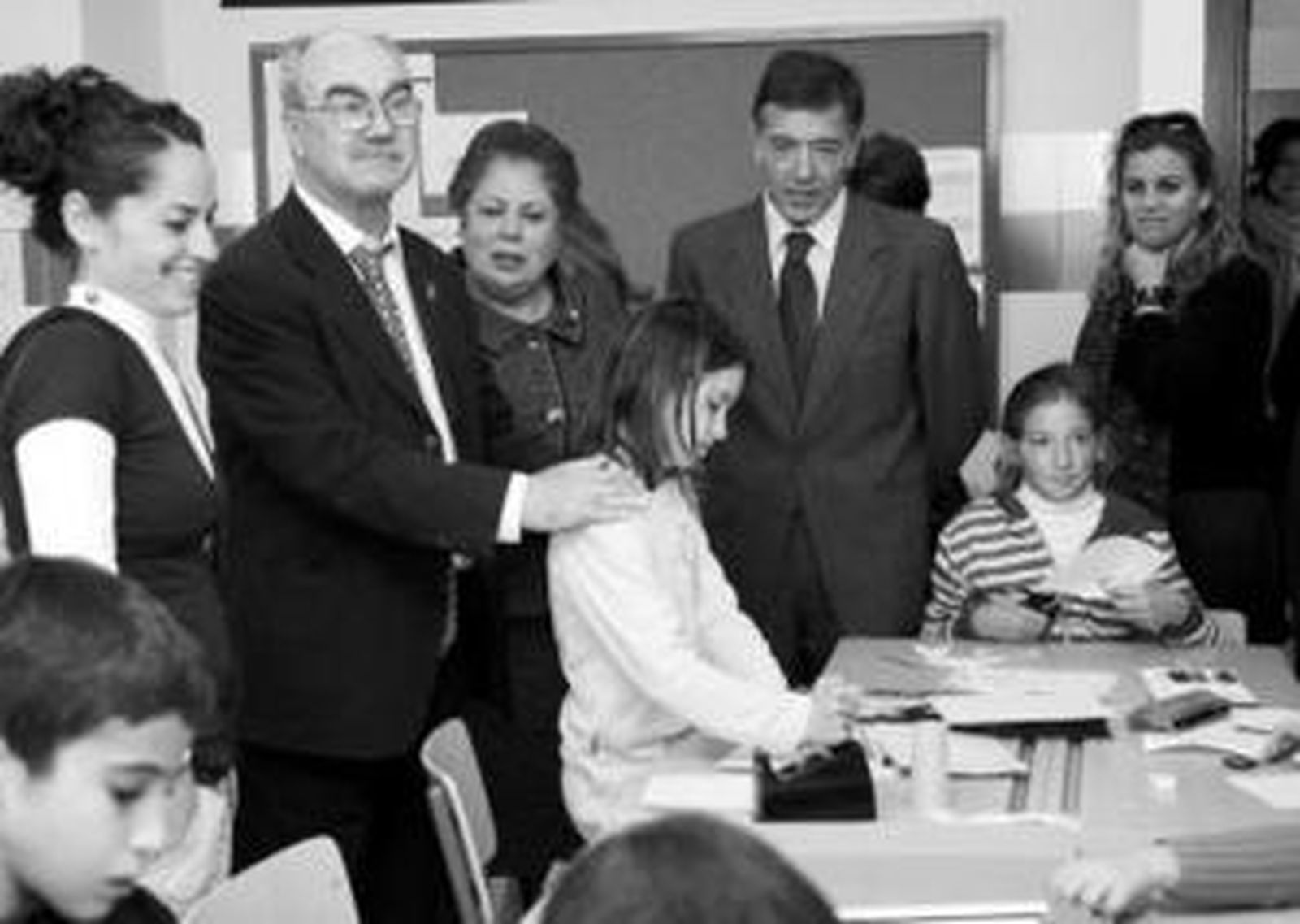 Arriba, el colegio Las Gaviotas y, abajo, el Virgen del Carmen.