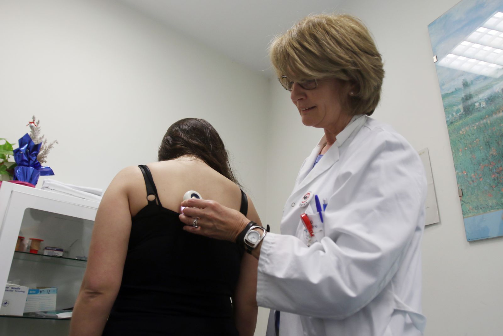 La doctora Juana Redondo, atiende a una paciente en su consulta.