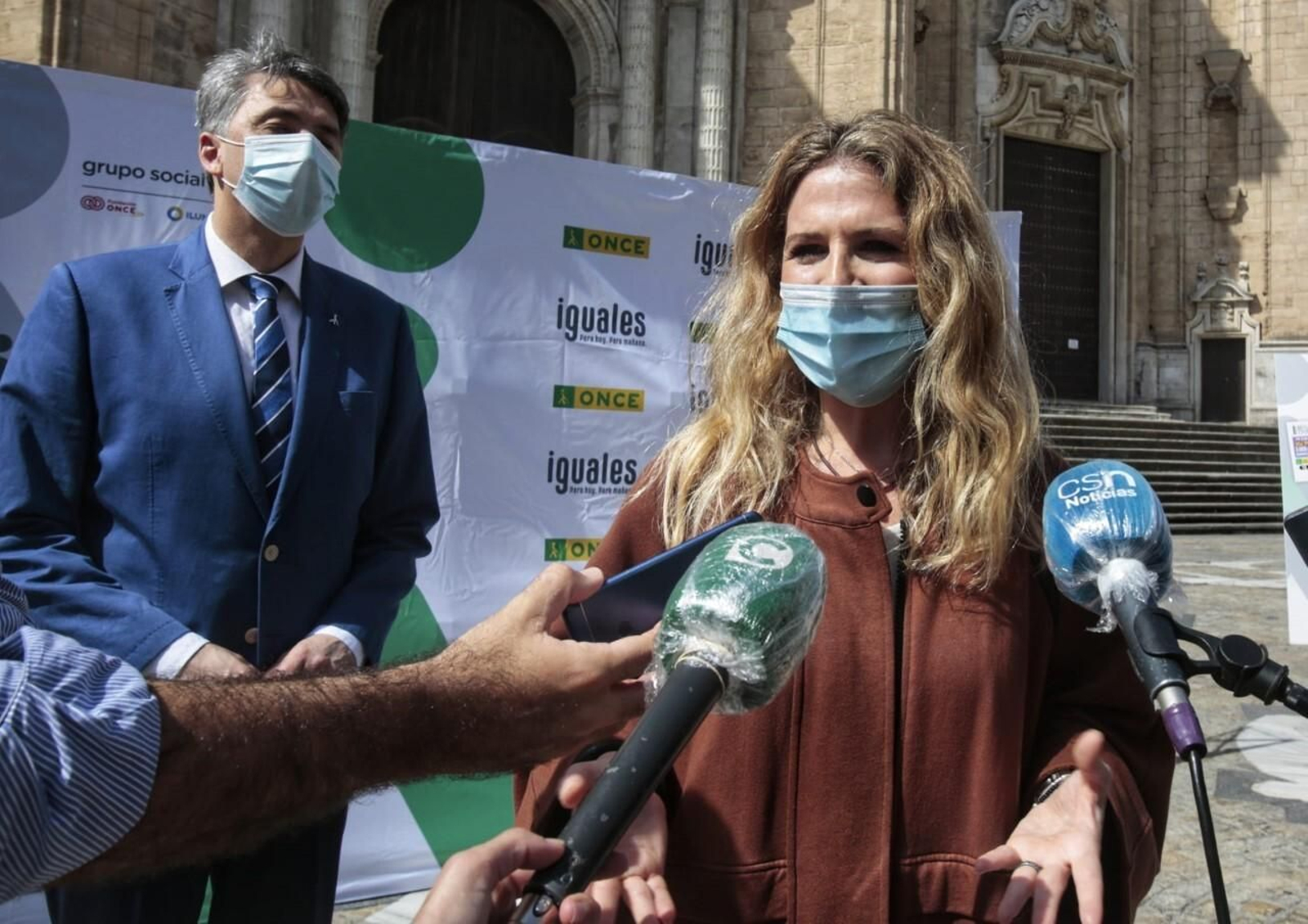 Ana Mestre, durante un acto en torno a la ONCE, esta mañana en la plaza de la Catedral de Cádiz.