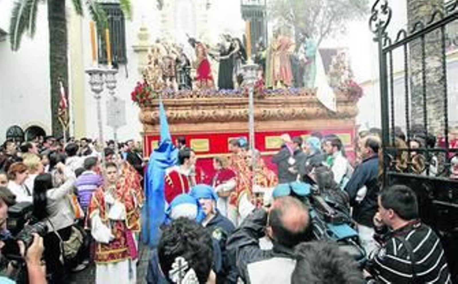 El paso de misterio, a la salida del santuario de María Auxiliadora.