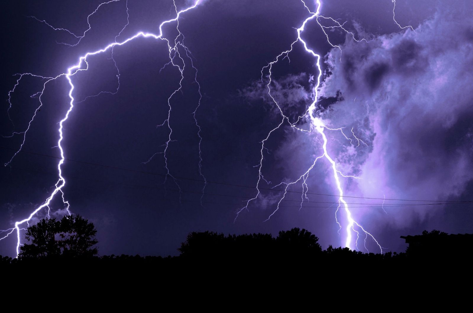 En caso de tormenta de rayos, estos son los consejos que debes seguir fuera y dentro de casa
