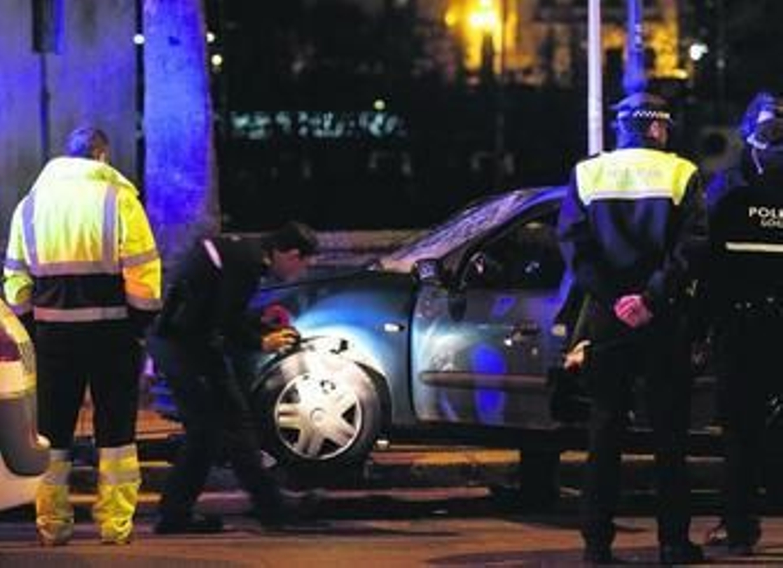 La Policía Local examina el vehículo que causó el atropello, la madrugada del pasado 4 de abril.