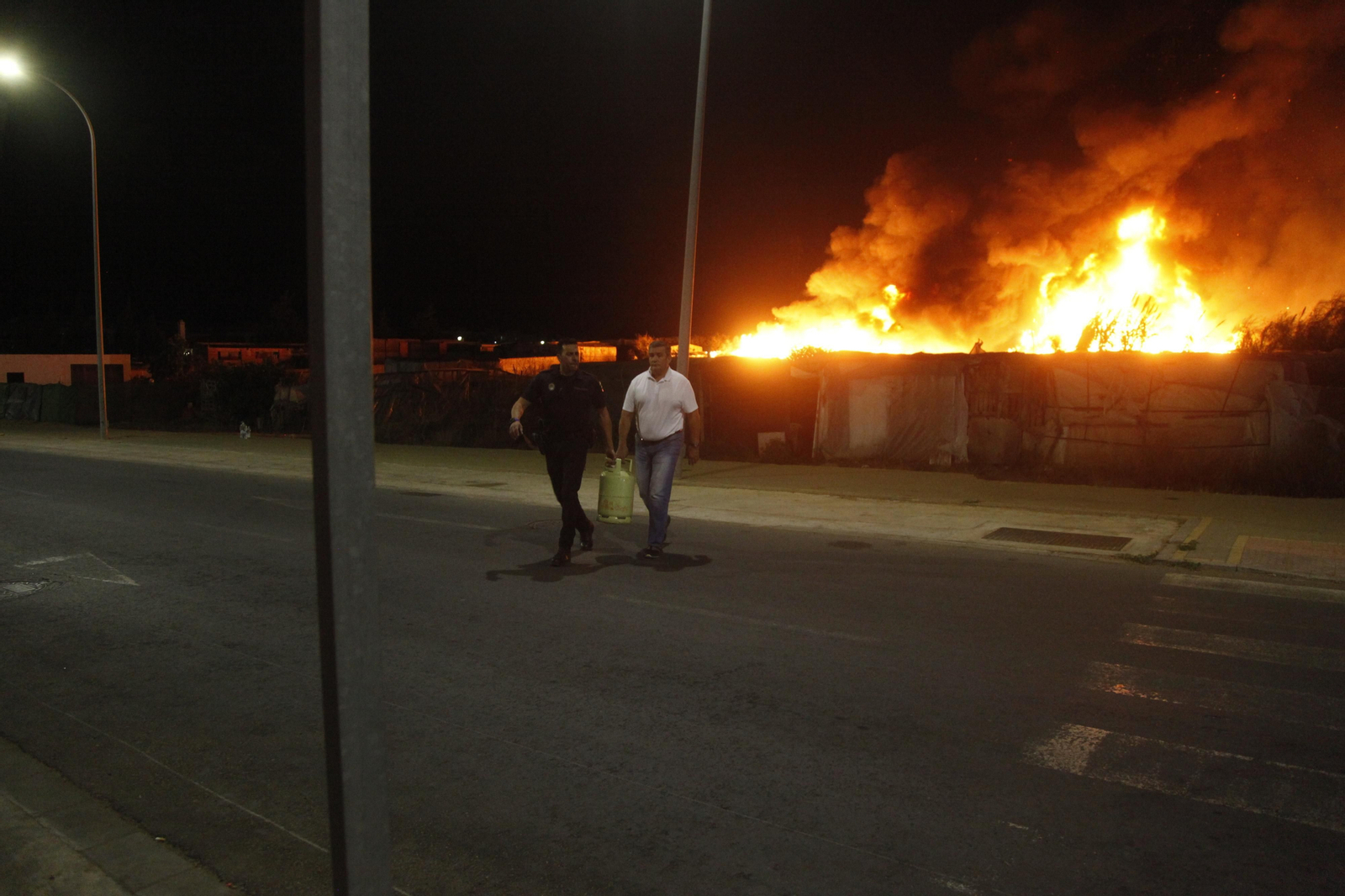Un incendio obliga a evacuar un asentamiento chabolista en Lepe.
