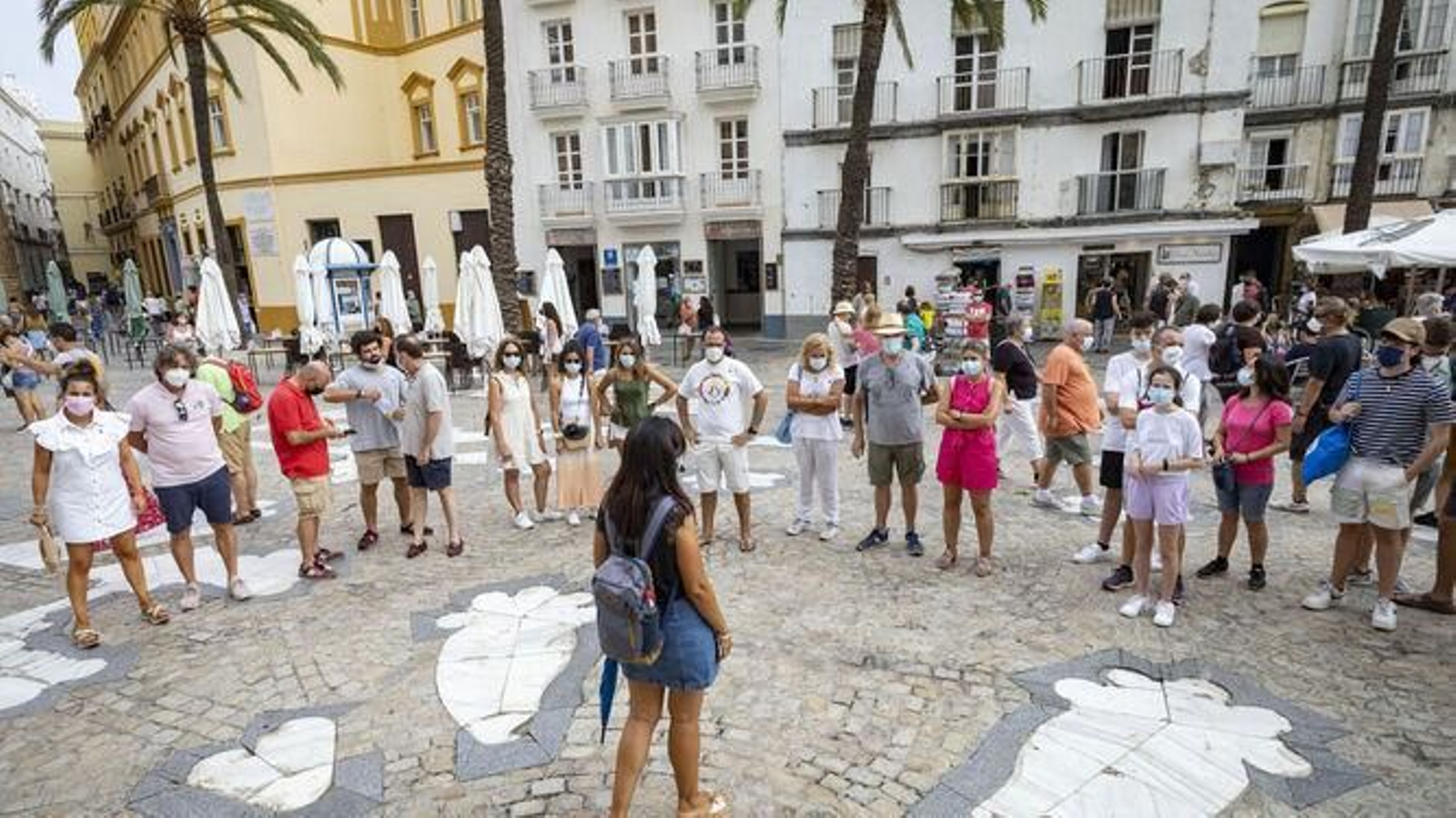 Un grupo de turistas, en una visita guiada en Cádiz