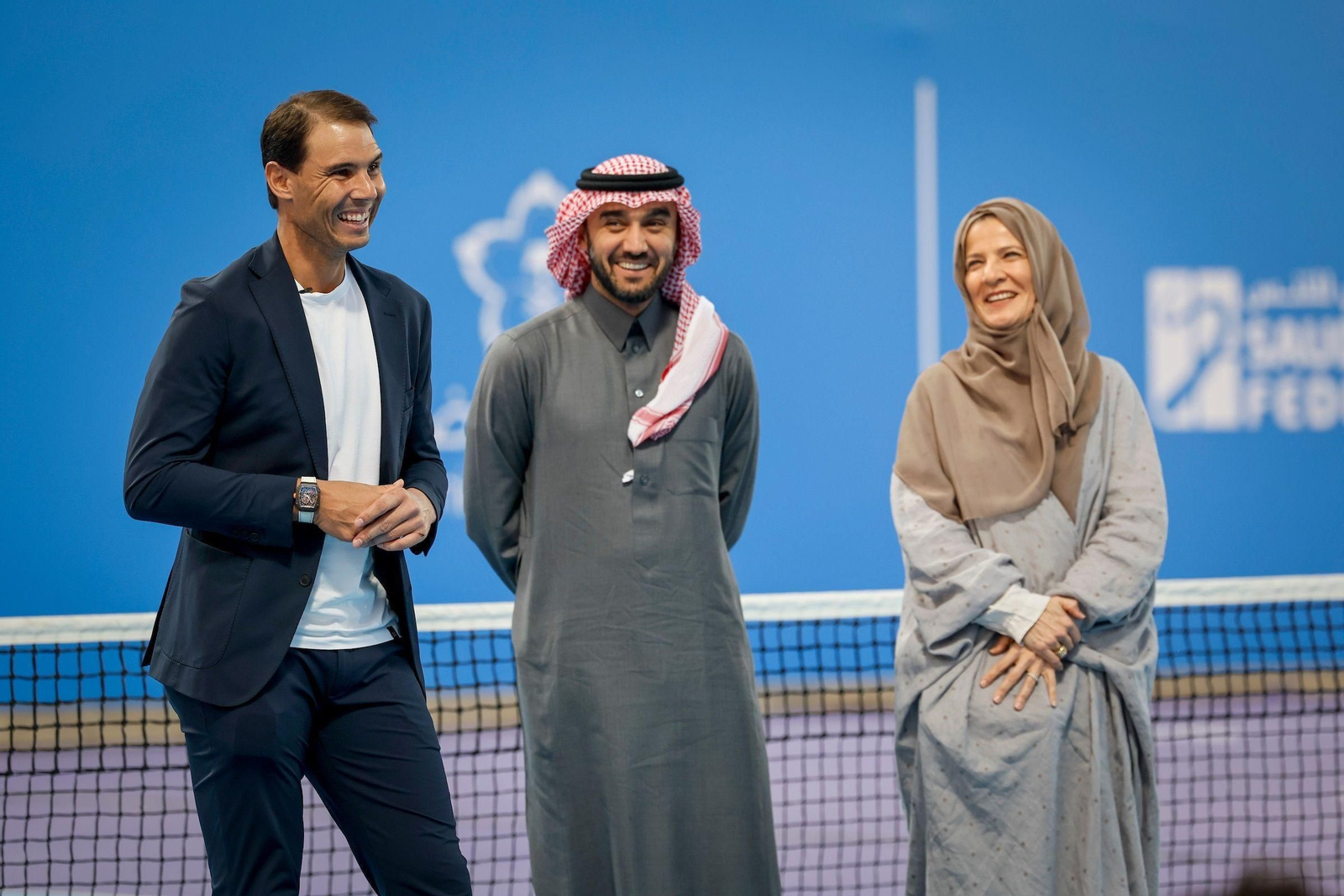 De izquierda a derecha: Rafa Nadal ; el ministro de Deportes, el Príncipe Abdulaziz bin Turki Al Saud; y la presidenta de la Federación de Tenis de Arabia  Saudí, Arij Mutabagani.