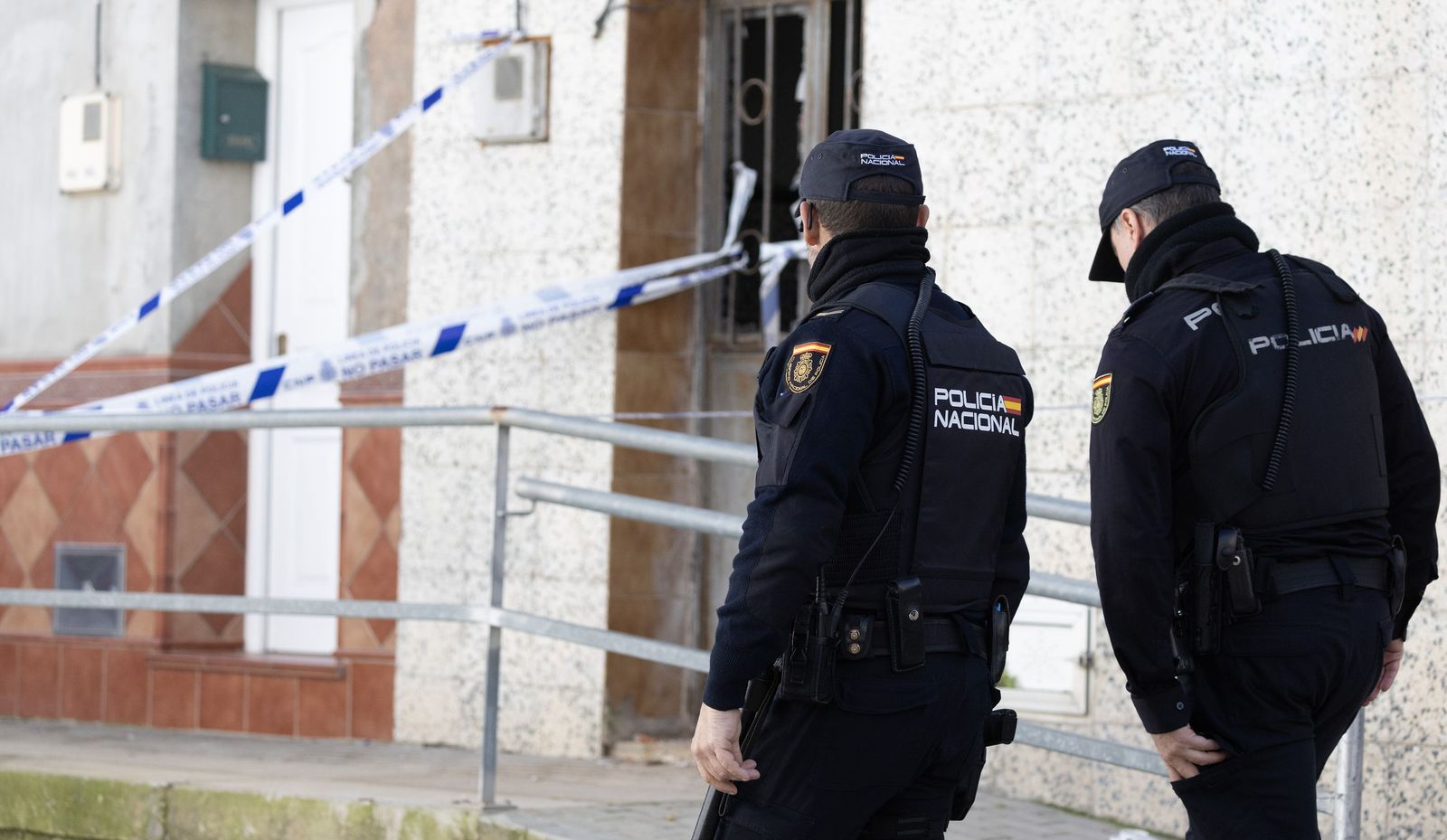 Las imágenes del despliegue policial por un hombre que se ha atrincherado en Camas