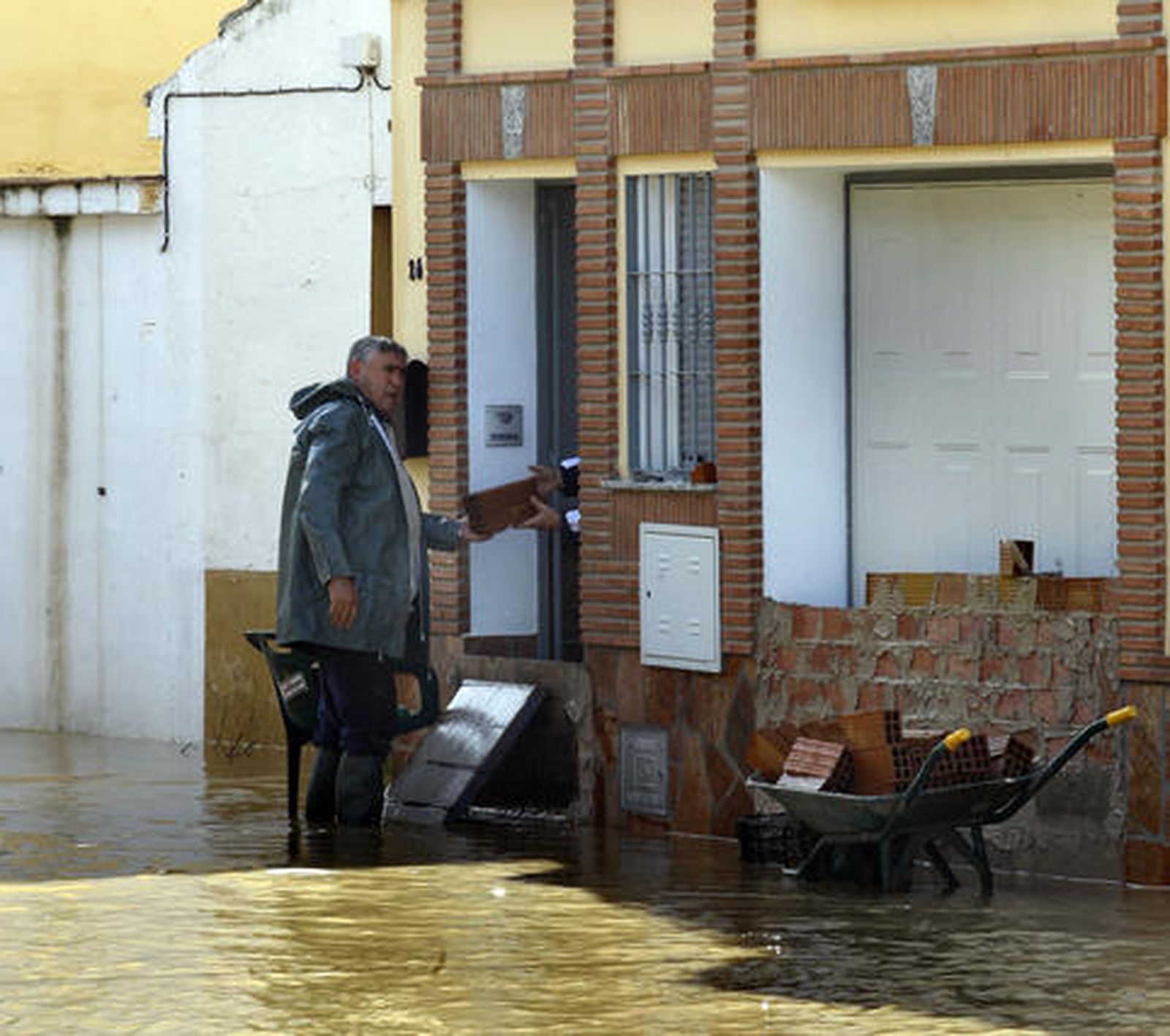 Inundaciones en el valle del Guadalhorce a la altura de la barriada de Doñana.

Foto: Migue Fernández, Sergio Camacho, Agencias