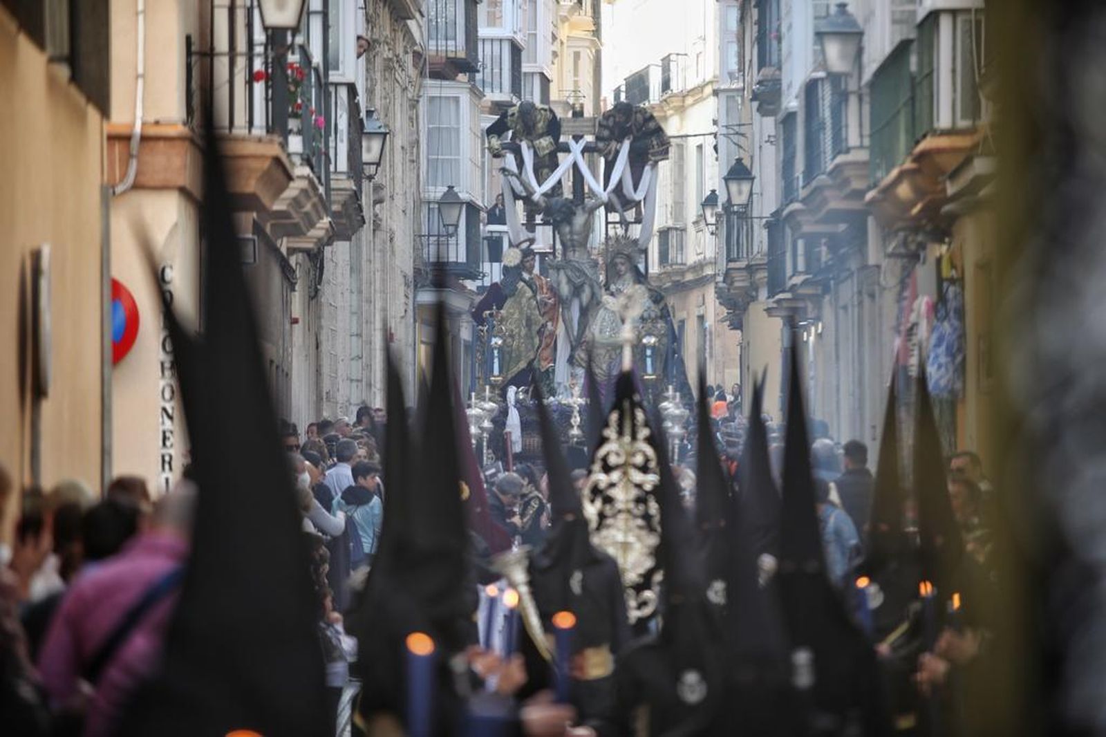 Las imágenes de la cofradía del Descendimiento en la Semana Santa de Cádiz 2022