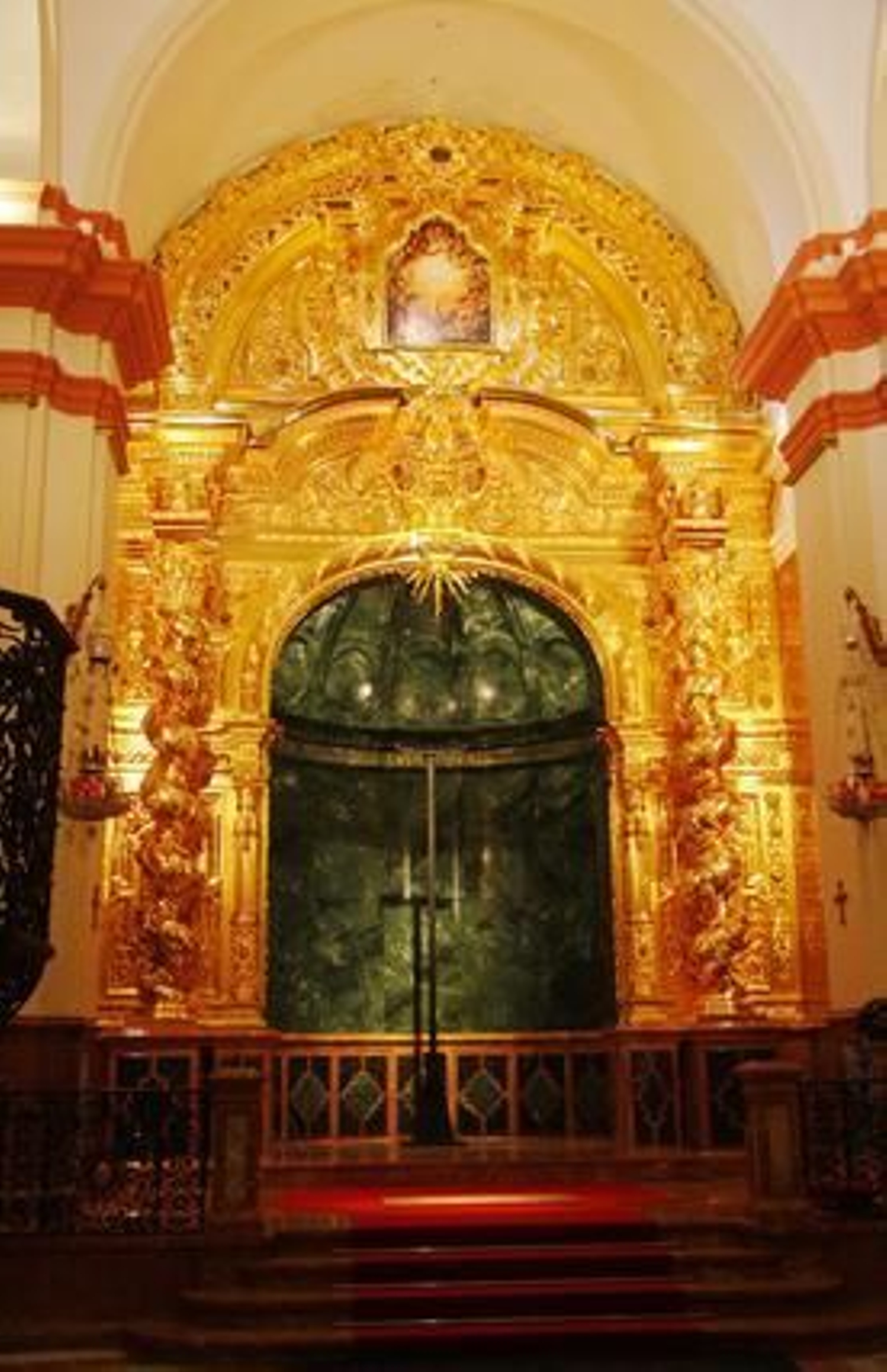 Mármol, bronce y madera son los materiales que forman el monumental retablo que acogerá al Cristo de la Expiración.

Foto: Victoria Hidalgo