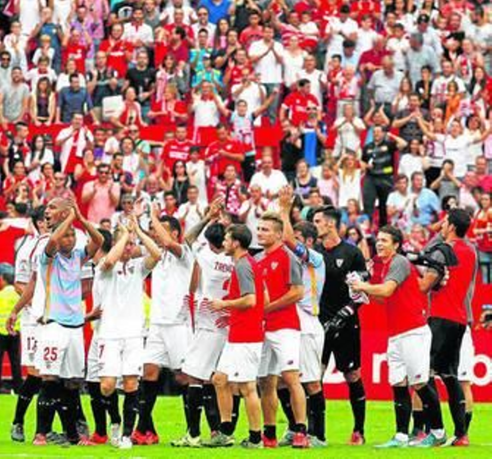 El equipo, suplentes incluidos, saluda a la afición tras el triunfo ante el Barcelona.