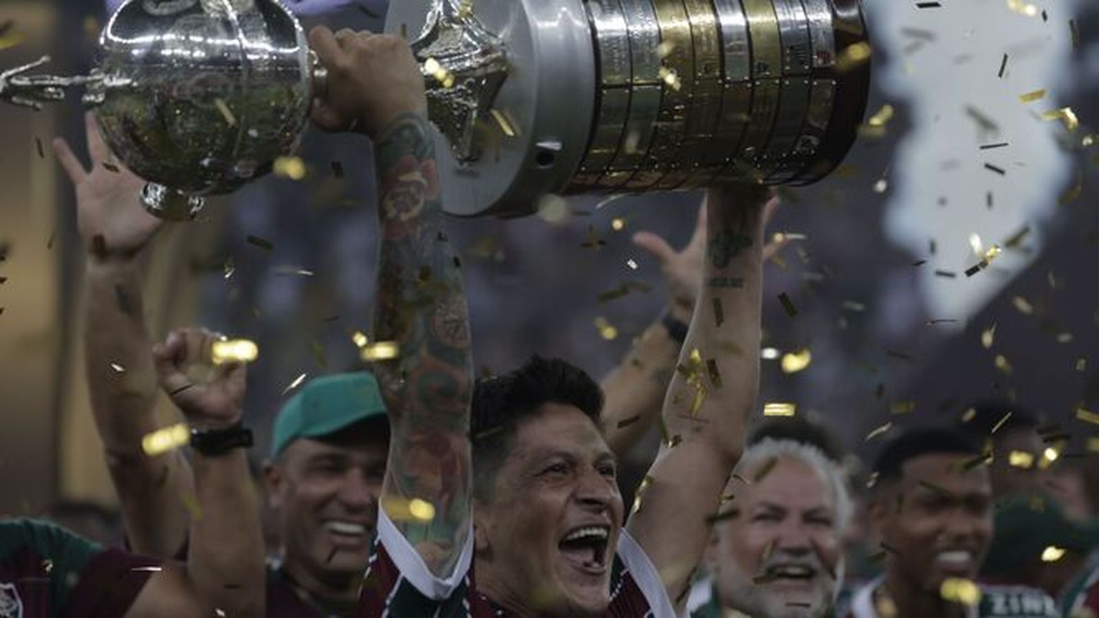 Fernando Diniz celebra con sus jugadores de Fluminense ante la tristeza de Boca Juniors.