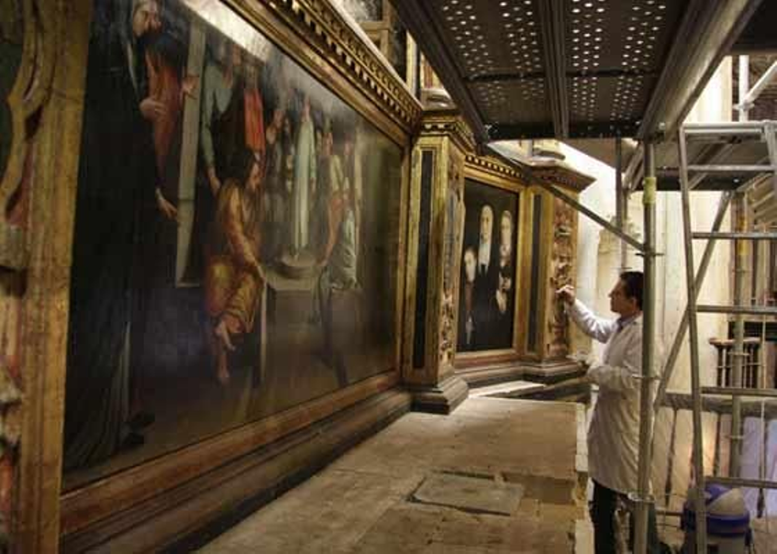 El responsable de Patrimonio del Cabildo Catedral, Francisco Navarro, informa sobre la restauración del retablo del mariscal de la Catedral de Sevilla. Sacristía de la Antigua de la Catedral.

Foto: Victoria Hidalgo
