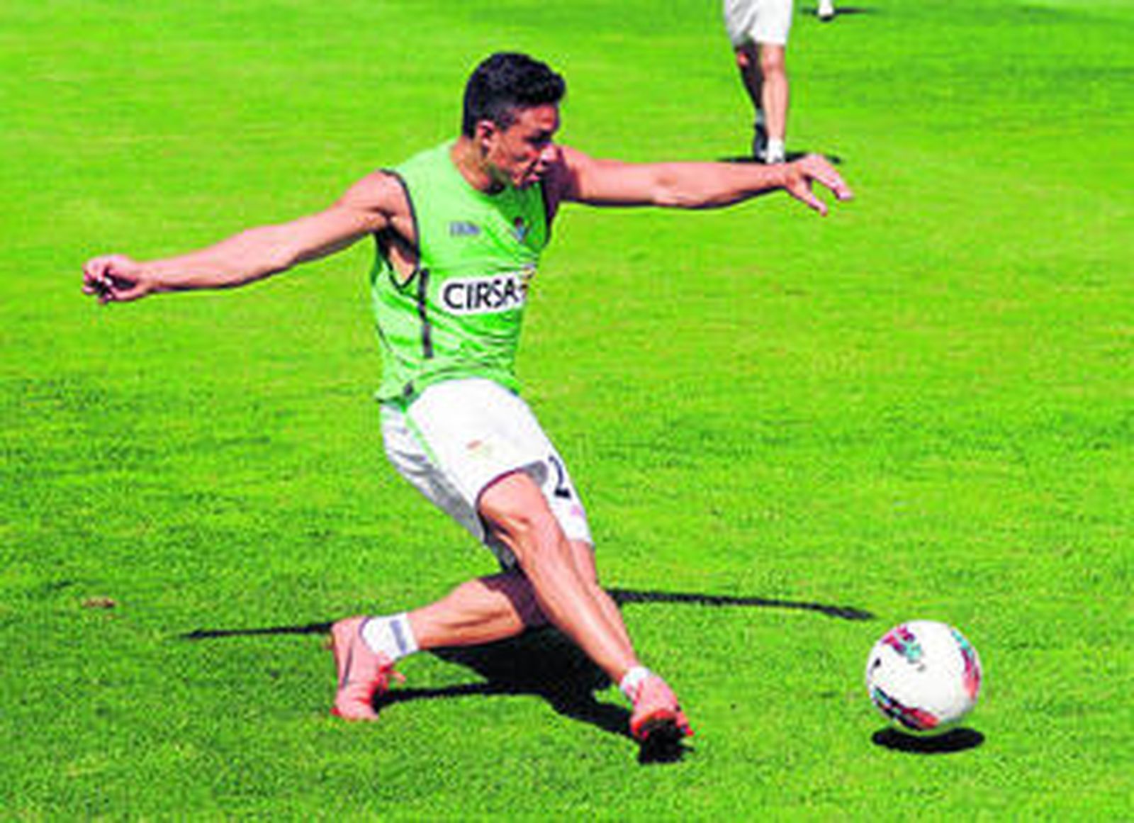Rubén Castro golpea el balón durante el entrenamiento de ayer.