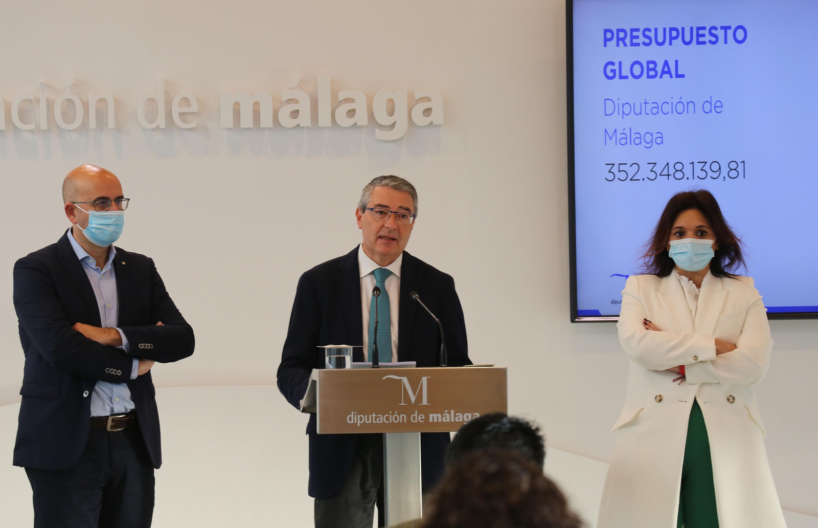 Salado (en el centro) durante la presentación de los presupuestos de la Diputación de Málaga para 2022.