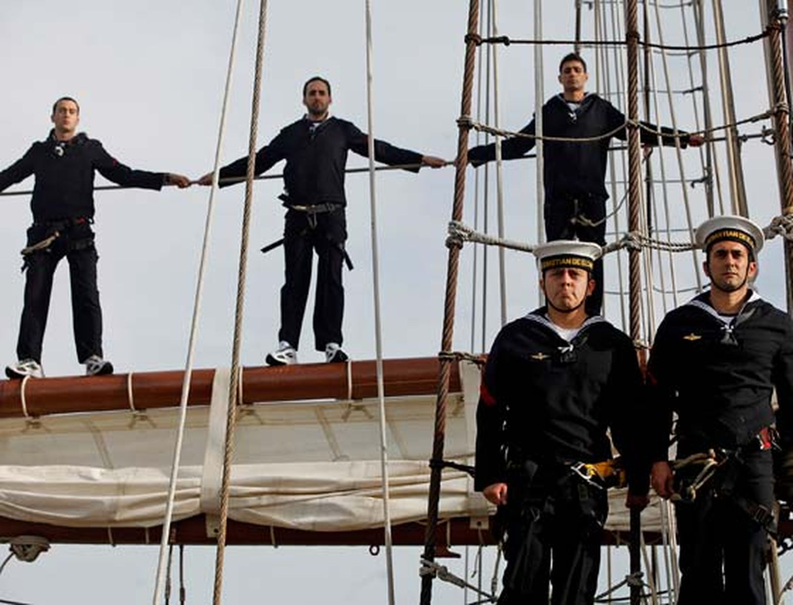 El Buque Escuela de la Armada 'Juan Sebastián de Elcano' sale de los muelles de Cádiz para iniciar su LXXXII crucero de instrucción

Foto: Jesus Marin