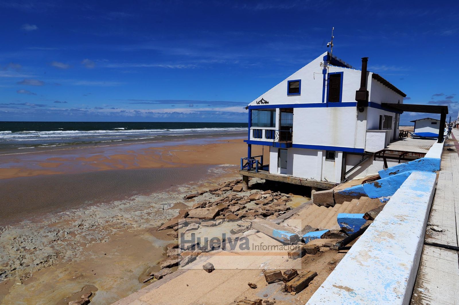 Imágenes de la zona de la playa de Matalascañas más afectada por el temporal