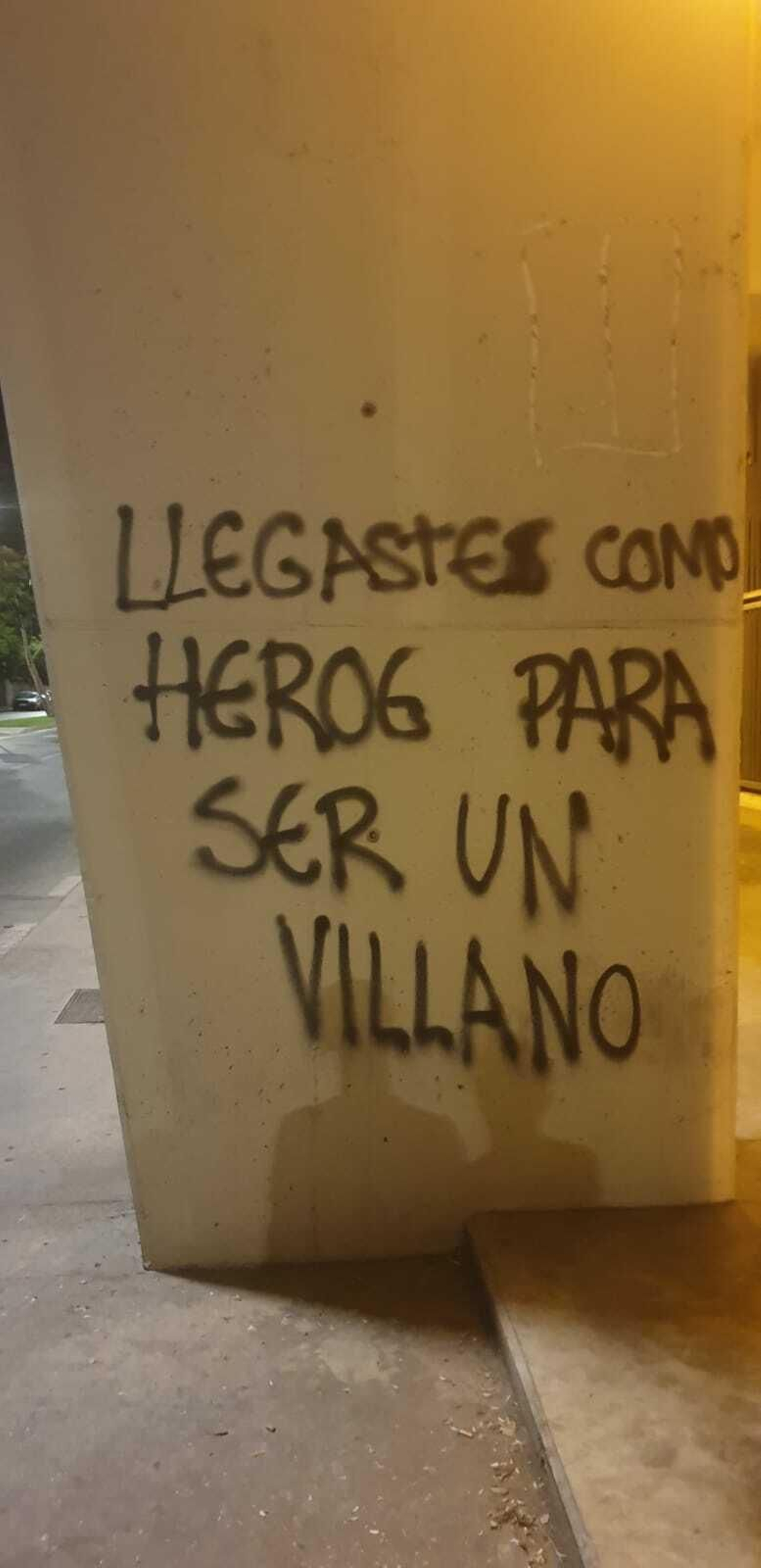 Las fotos de las pintadas contra el jeque en La Rosaleda