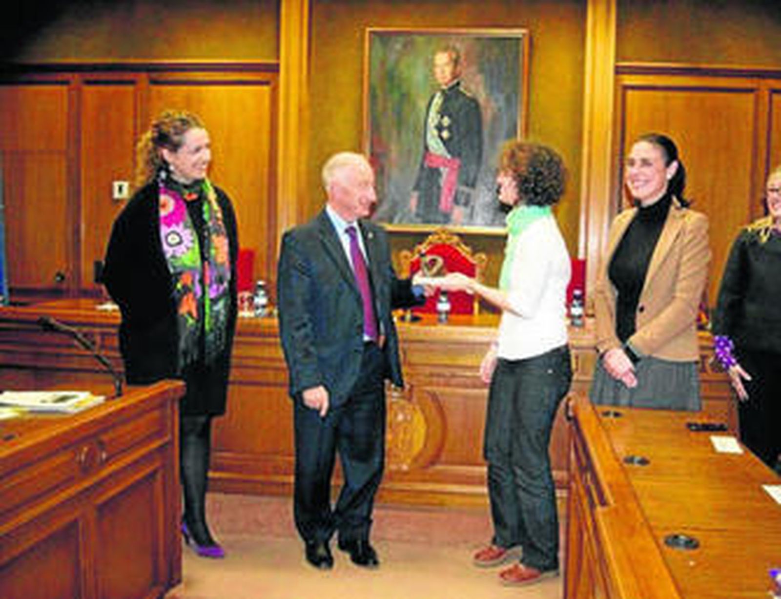 El presidente de Diputación, Gabriel Amat entregando el premio a María Laura Gutiérrez.