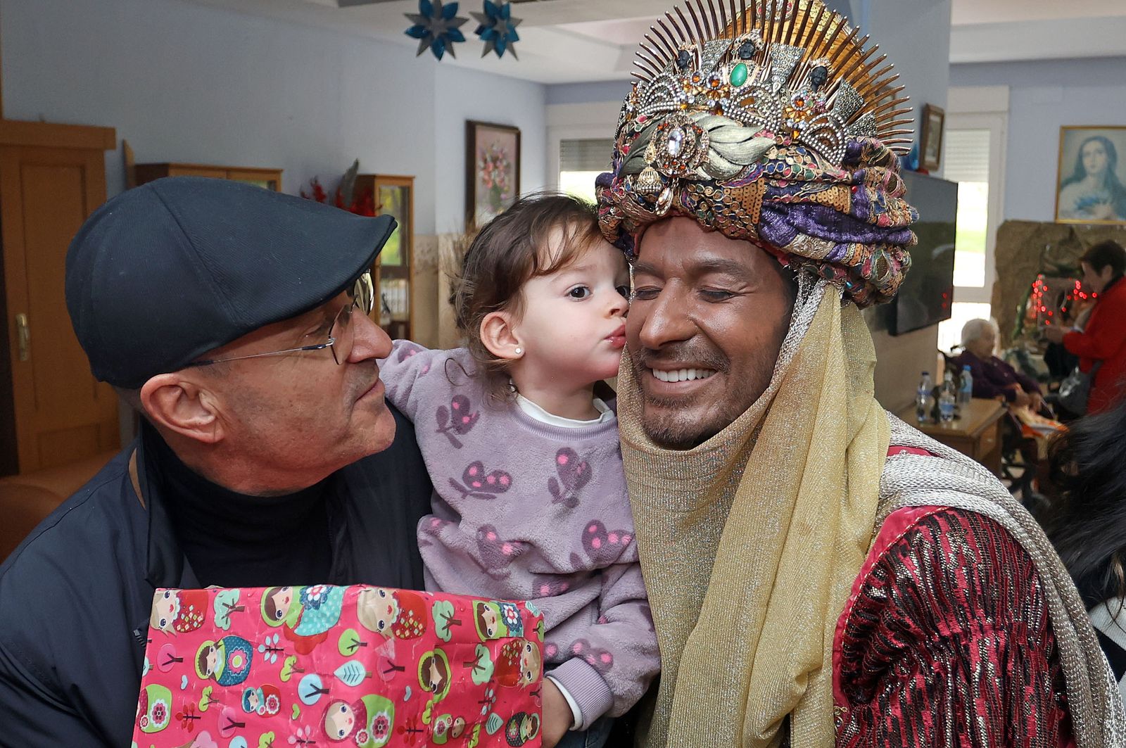 Reyes Magos de Huelva 2025: Imágenes de la visita al Asilo de Ancianos Santa Teresa de Jornet