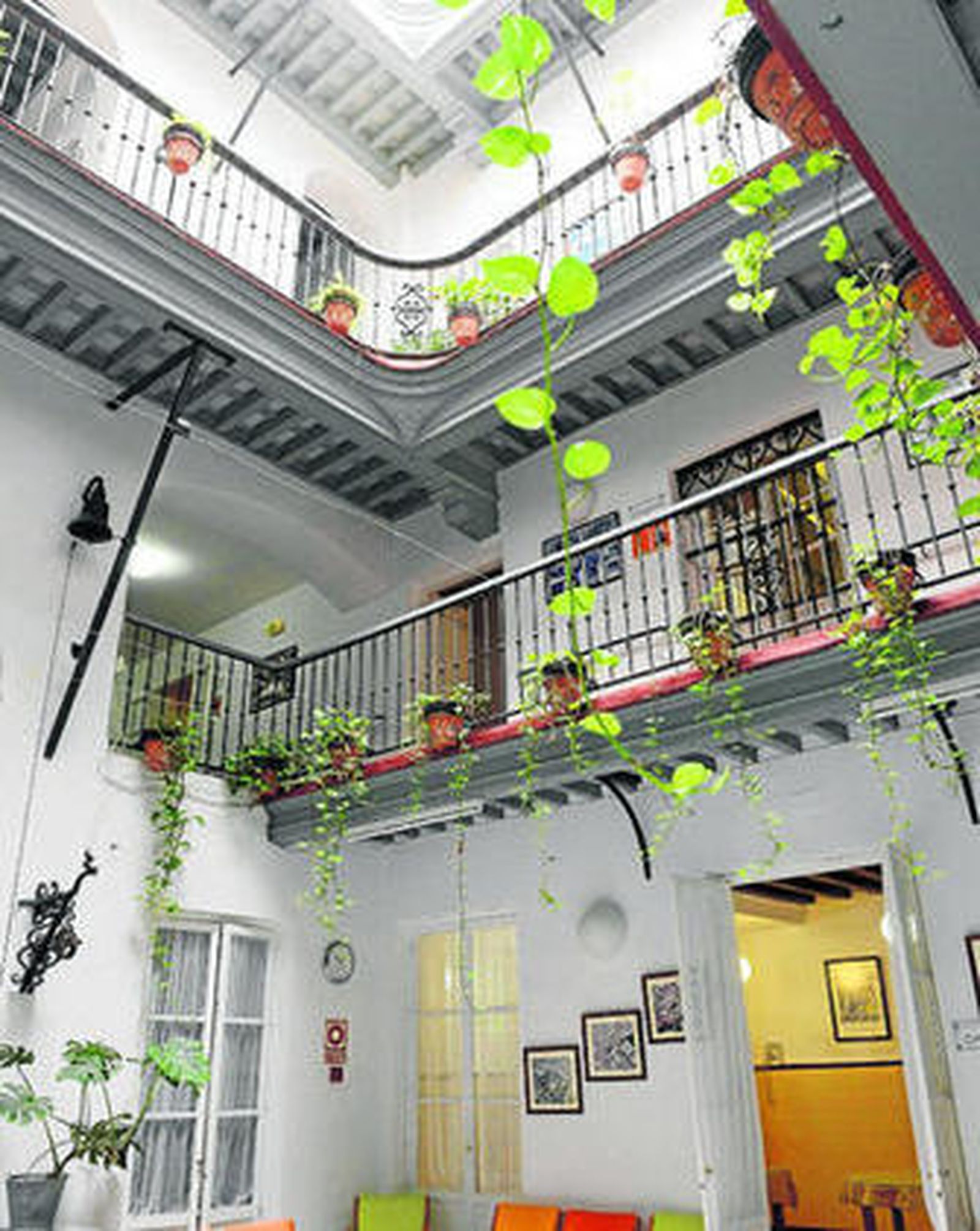Patio interior de la Residencia Alvernia, en la calle Santiago Terry.