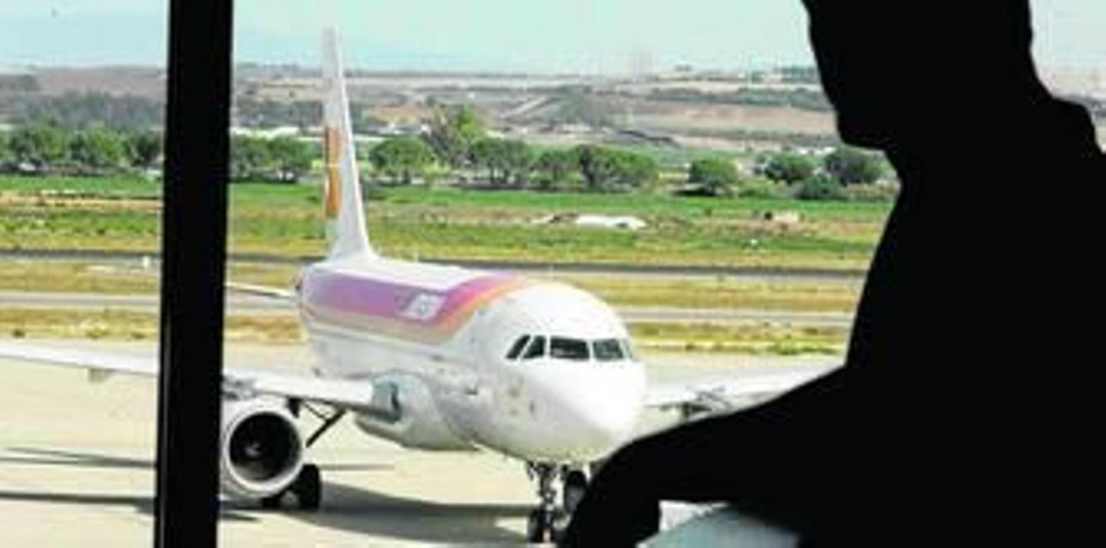 Un avión de Iberia, en la pista del aeropuerto.