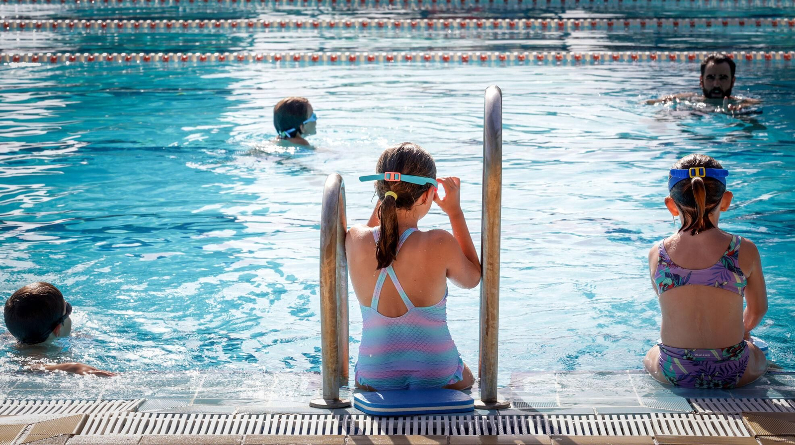 Una imagen del curso de natación en el Club Nazaret. Una imagen del curso de natación en el Club Nazaret.