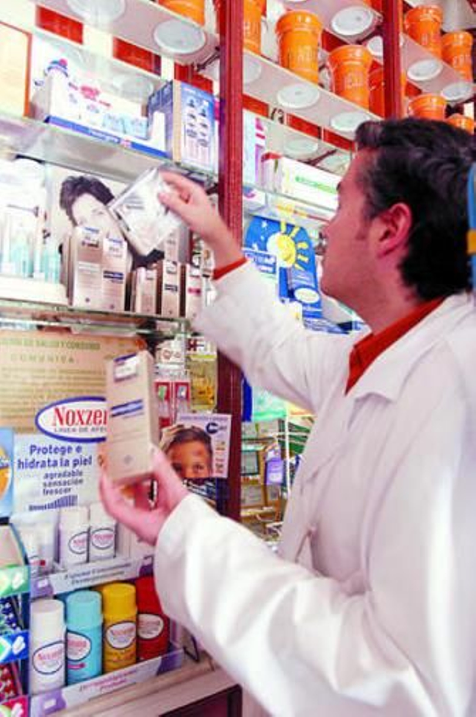 Un profesional repone existencias en una botica.