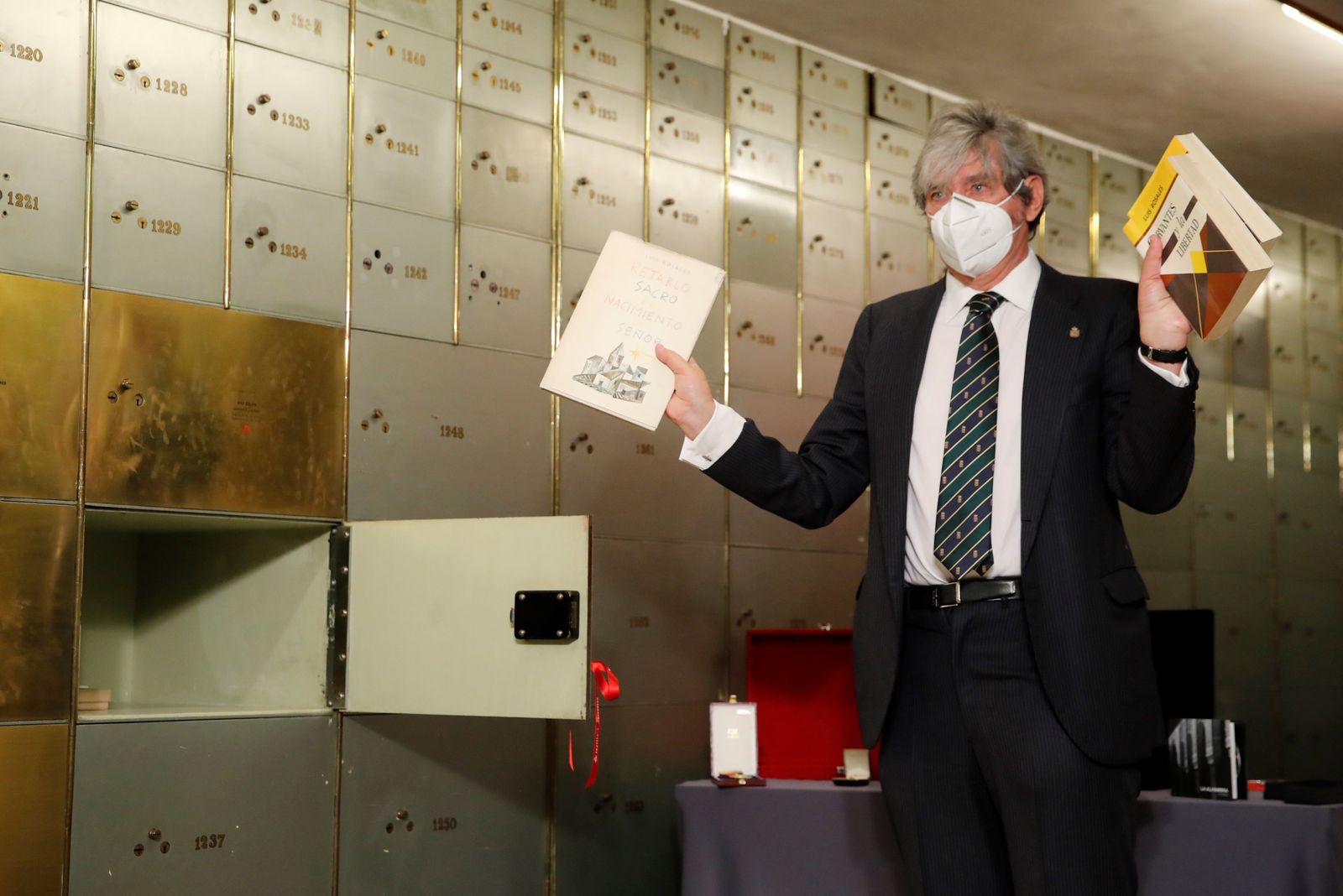 Luis Rosales Fouz, momentos antes de depositar en la Caja de las Letras algunas primeras ediciones de obras de su padre.