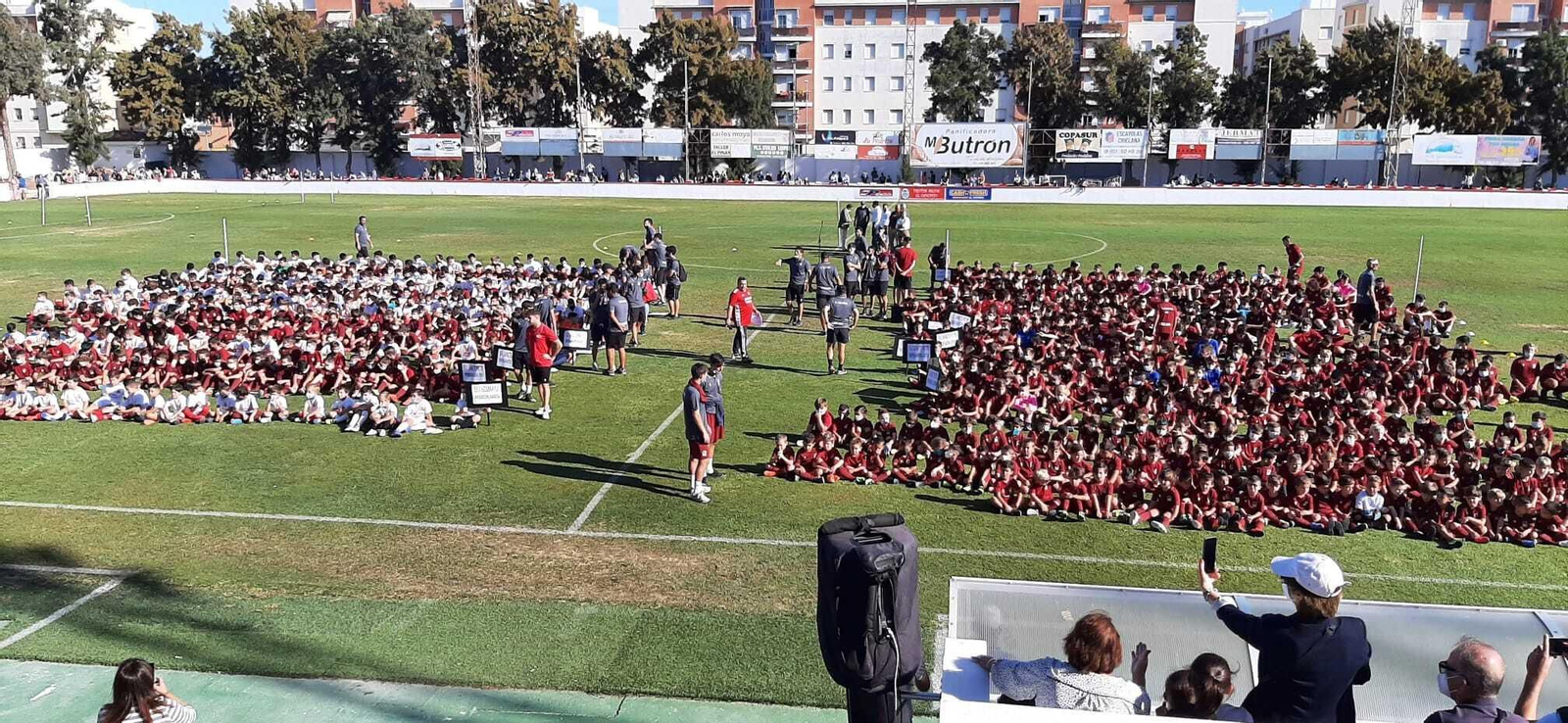 Los niños y jóvenes aguardan sobre el césped del Municipal durante el acto de presentación de los equipos. Los niños y jóvenes aguardan sobre el césped del Municipal durante el acto de presentación de los equipos.